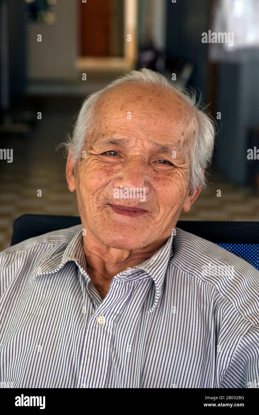 Né en 1941, Bou Meng est l'un des 14 survivants du S-21, la prison des Khmers rouges de Phnom Penh (1975–1979), au Cambodge, où plus de 16 000 personnes ont été torturées et envoyées pour être tuées. Il a survécu en raison de sa compétence en matière de portraits et a été forcé de peindre des images des dirigeants des Khmers rouges. Banque D'Images