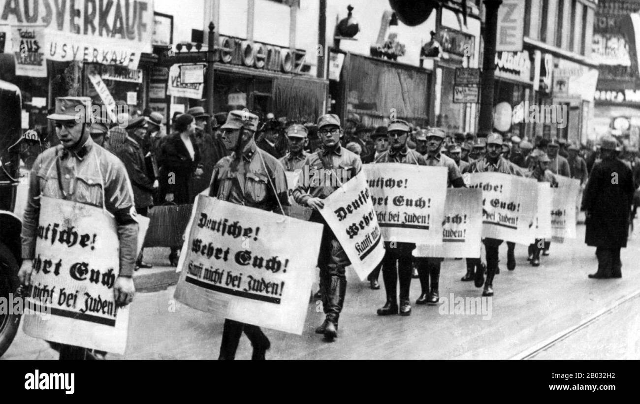 Kristallnacht ou "Crystal Night", également appelée la Nuit de verre Brisé, était un pogrom contre les juifs dans toute l'Allemagne nazie et l'Autriche qui a eu lieu du 9 au 10 novembre 1938, mené par les forces paramilitaires de l'Australie méridionale et les civils allemands. Les autorités allemandes ont examiné sans intervenir. Le nom de Kristallnacht vient des barons de verre brisé qui ont jonché les rues après que les magasins, les bâtiments et les synagogues appartenant à des Juifs avaient leurs fenêtres écrasées. Banque D'Images