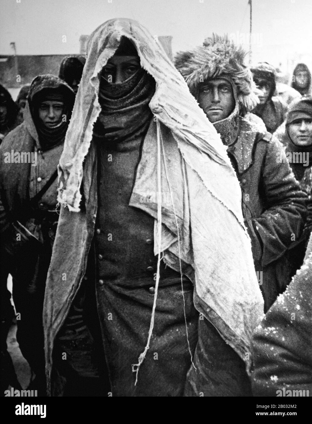 La bataille de Stalingrad (23 août 1942 – 2 février 1943) a été une grande bataille contre le front oriental de la seconde Guerre mondiale dans laquelle l'Allemagne nazie et ses alliés ont combattu l'Union soviétique pour le contrôle de la ville de Stalingrad (aujourd'hui Volgograd) dans le sud de la Russie, Près de la frontière orientale de l'Europe. Marquée par des combats de quartiers étroits et des agressions directes sur des civils par des raids aériens, elle est souvent considérée comme l'une des plus importantes (près de 2,2 millions de personnes) et des batailles les plus sanglantes (1,7 à 2 millions de blessés, tués ou capturés) de l'histoire de la guerre. Les lourdes pertes infligées à la Wehrmach allemande Banque D'Images