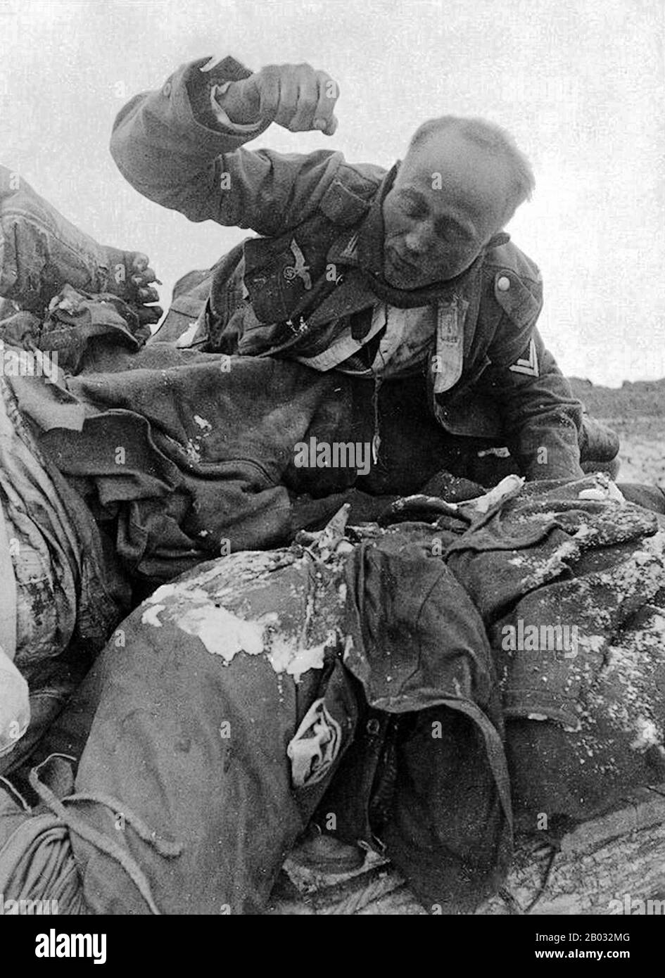 La bataille de Stalingrad (23 août 1942 – 2 février 1943) a été une grande bataille contre le front oriental de la seconde Guerre mondiale dans laquelle l'Allemagne nazie et ses alliés ont combattu l'Union soviétique pour le contrôle de la ville de Stalingrad (aujourd'hui Volgograd) dans le sud de la Russie, Près de la frontière orientale de l'Europe. Marquée par des combats de quartiers étroits et des agressions directes sur des civils par des raids aériens, elle est souvent considérée comme l'une des plus importantes (près de 2,2 millions de personnes) et des batailles les plus sanglantes (1,7 à 2 millions de blessés, tués ou capturés) de l'histoire de la guerre. Les lourdes pertes infligées à la Wehrmach allemande Banque D'Images