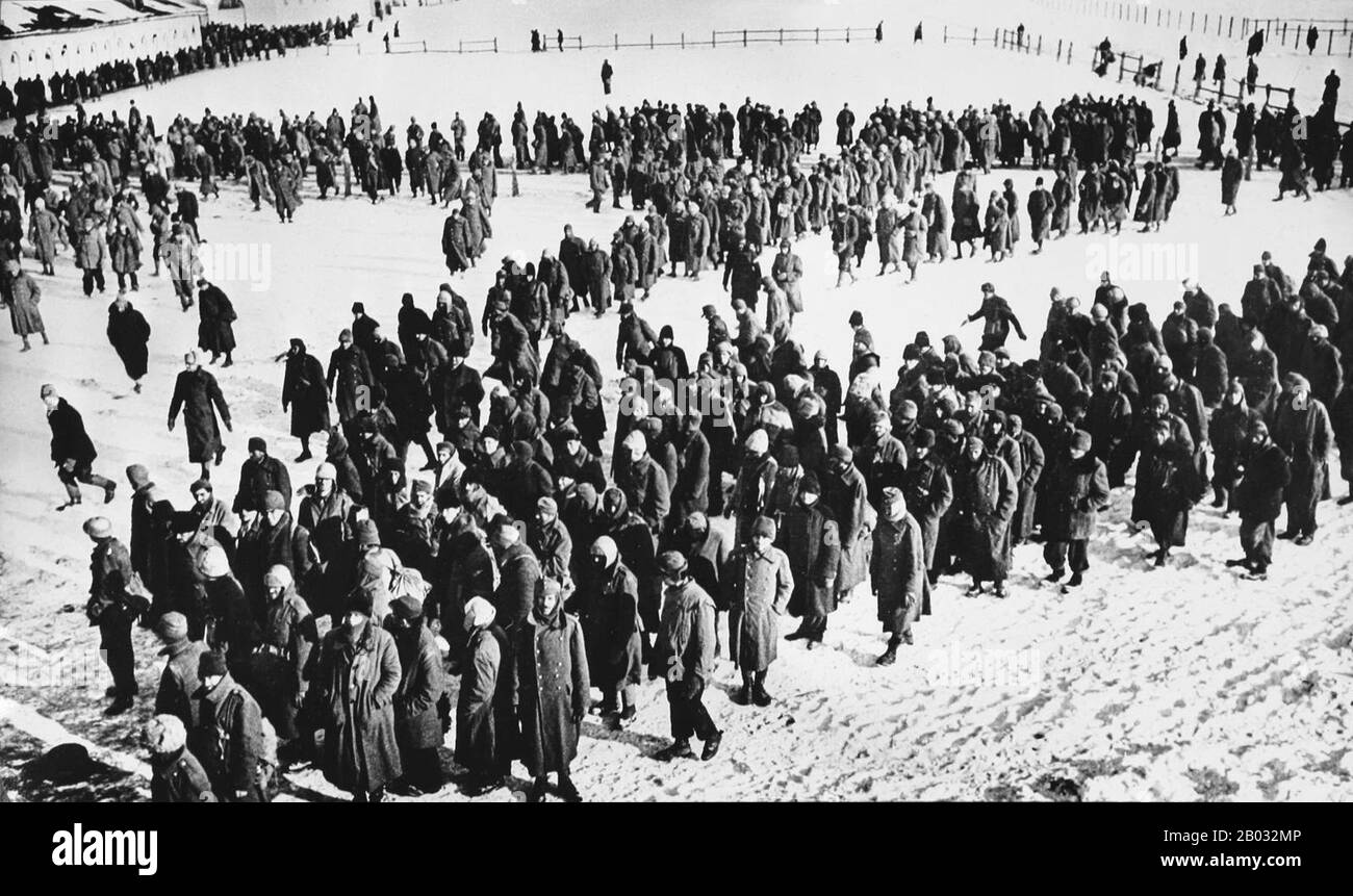 La bataille de Stalingrad (23 août 1942 – 2 février 1943) a été une grande bataille contre le front oriental de la seconde Guerre mondiale dans laquelle l'Allemagne nazie et ses alliés ont combattu l'Union soviétique pour le contrôle de la ville de Stalingrad (aujourd'hui Volgograd) dans le sud de la Russie, Près de la frontière orientale de l'Europe. Marquée par des combats de quartiers étroits et des agressions directes sur des civils par des raids aériens, elle est souvent considérée comme l'une des plus importantes (près de 2,2 millions de personnes) et des batailles les plus sanglantes (1,7 à 2 millions de blessés, tués ou capturés) de l'histoire de la guerre. Les lourdes pertes infligées à la Wehrmach allemande Banque D'Images