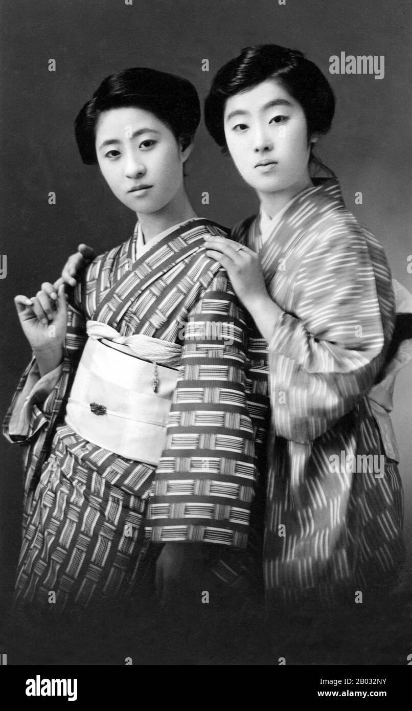 Geisha, geiko ou geigi sont des artistes traditionnels japonais qui agissent comme hôtesses et dont les compétences incluent la réalisation de divers arts tels que la musique classique, la danse, les jeux et la conversation, principalement pour divertir les clients masculins. Banque D'Images