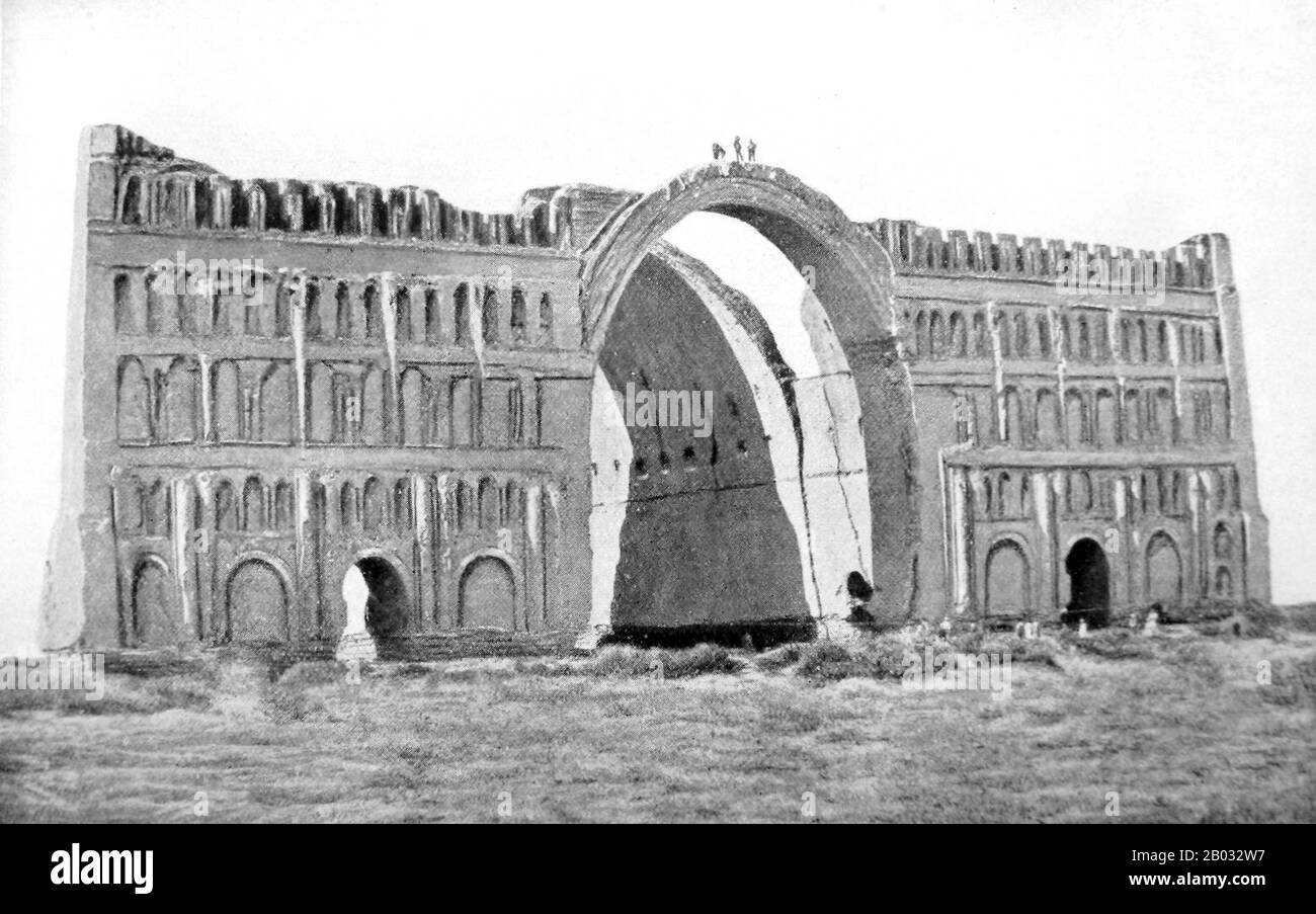 Ctesiphon était la capitale des empires parthiens et sasaniens (247 BCE–224 ce et 224–651 ce respectivement). C'était l'une des grandes villes de la Mésopotamie ancienne. Sa structure la plus visible qui reste aujourd'hui est le grand archway de Ctesiphon. Il était situé sur la rive orientale du Tigre en face d'où se trouvait la ville grecque de Seleucia et au nord-est de l'ancienne Babylone. Aujourd'hui, les vestiges de la ville se trouvent dans le gouvernorat de Bagdad, en Iraq, à environ 35 kilomètres au sud de la ville de Bagdad. Ctesiphon était la plus grande ville au monde de 570 ce, jusqu'à sa chute en 637 ce, d Banque D'Images