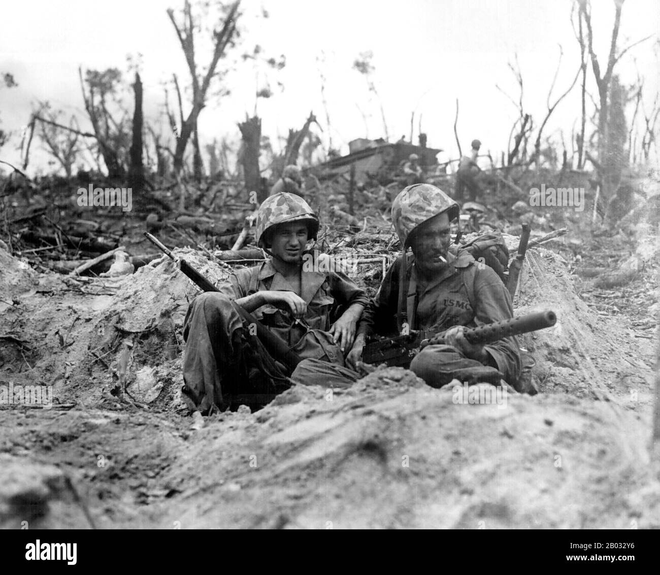 La bataille de Peliu a été combattue entre les Etats-Unis et l'Empire du Japon au Théâtre du Pacifique de la seconde Guerre mondiale, de septembre à novembre 1944 sur l'île de Peliu (aujourd'hui Palau). Les marines américaines de la première division marine, et plus tard les soldats de la 81ème division d'infanterie de l'armée américaine, se sont battus pour capturer une piste d'atterrissage sur la petite île de corail. Cette bataille faisait partie d'une campagne offensive plus vaste connue sous le nom d'opération Forager, qui s'est déroulée de juin à novembre 1944 au Pacific Theatre of Operations. Banque D'Images