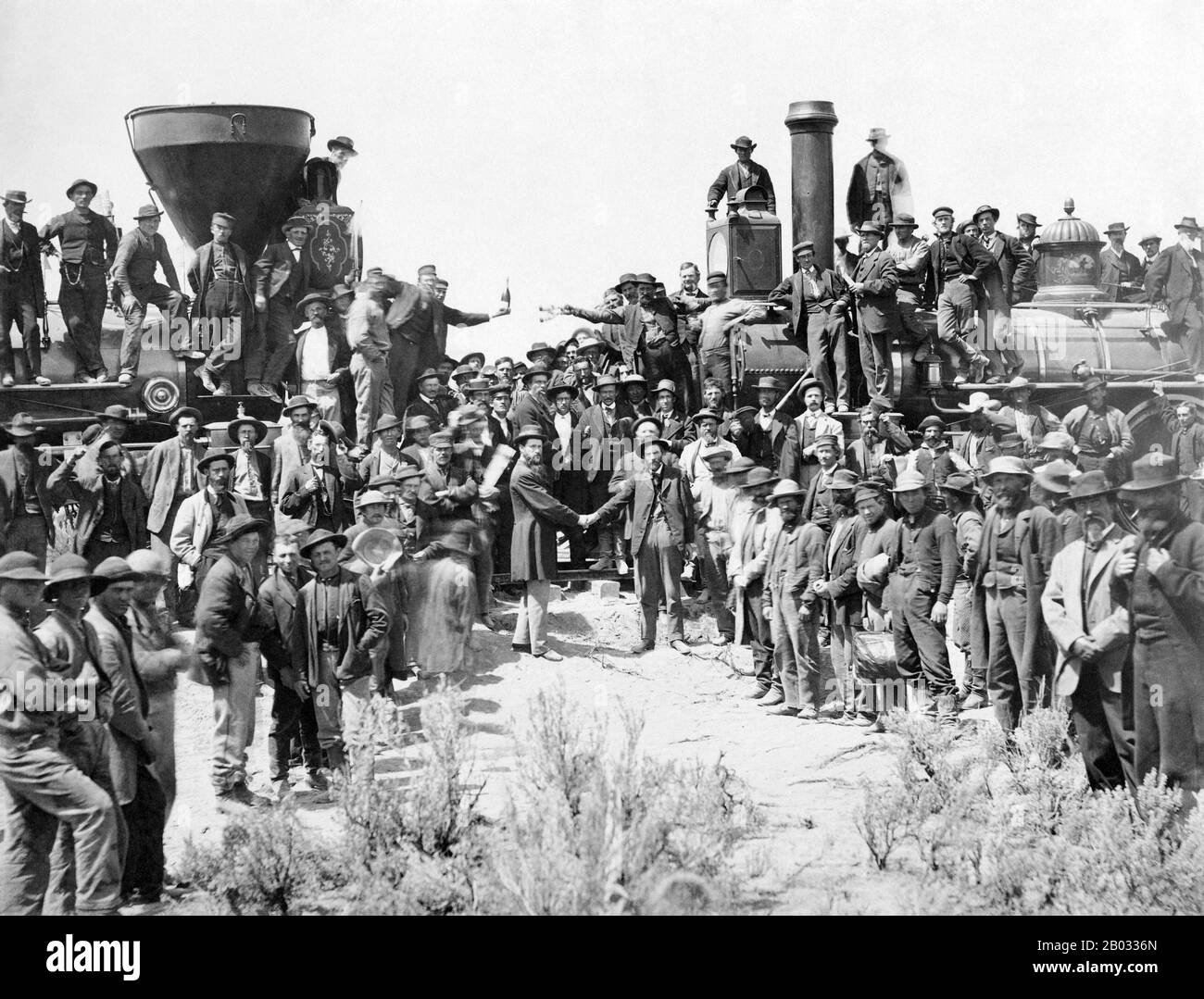 Le premier chemin de fer Transcontinental (connu à l'origine sous le nom de « chemin de fer du Pacifique » et plus tard sous le nom de « route terrestre ») était un kilomètre de 3 069 km. Une ligne de chemin de fer contiguë construite aux États-Unis entre 1863 et 1869 à l'ouest des rivières Mississippi et Missouri relie la côte du Pacifique à la baie de San Francisco au réseau ferroviaire existant à l'est des États-Unis à Council Bluffs, en Iowa. Ouvert par le trafic le 10 mai 1869 avec la conduite cérémonielle du 'dernier Spike' au Promontory Summit, la route a établi un réseau de transport transcontinental mécanisé qui a révolutionné la soi Banque D'Images