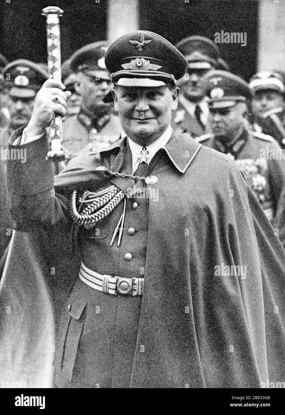 Hermann Wilhelm Goering (12 janvier 1893 – 15 octobre 1946) était un politicien allemand, un dirigeant militaire et un membre dirigeant du parti nazi (NSDAP). Après avoir aidé Adolf Hitler à prendre le pouvoir en 1933, il est devenu le deuxième homme le plus puissant d'Allemagne. Il fonde la Gestapo en 1933, puis en donne le commandement à Heinrich Himmler. Göring a été nommé commandant en chef de la Luftwaffe (force aérienne) en 1935, poste qu'il a occupé jusqu'aux derniers jours de la seconde Guerre mondiale Après la seconde Guerre mondiale, Göring a été reconnu coupable de crimes de guerre et de crimes contre l'humanité lors des procès de Nuremberg. Il a été condamné à mort b Banque D'Images