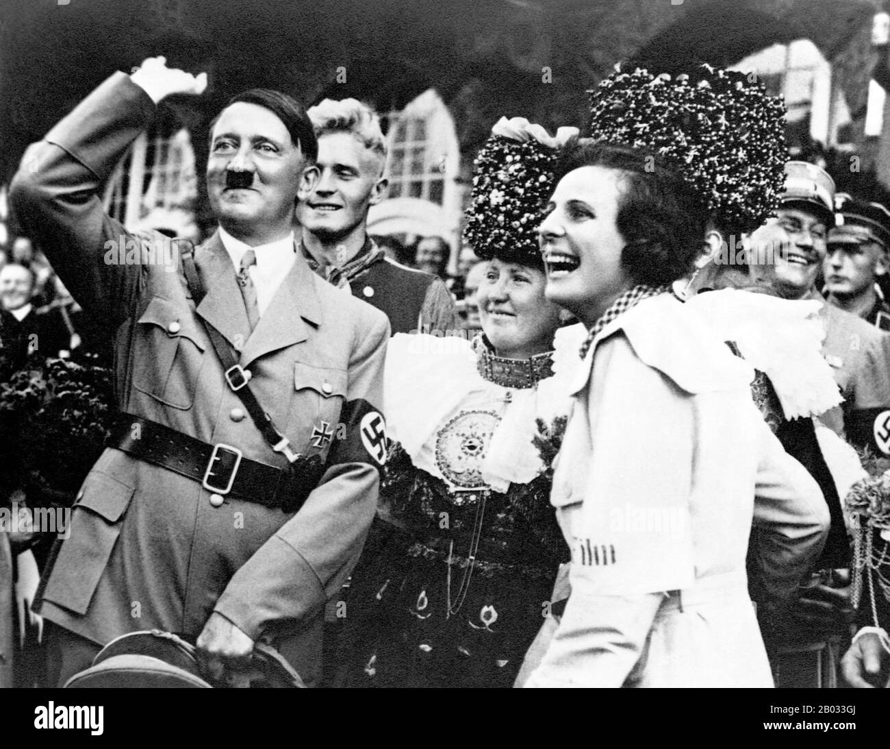 Hélène Bertha Amalie 'Leni' Riefenstahl (22 août 1902 – 8 septembre 2003) était une réalisatrice, productrice, scénariste, rédactrice, photographe, actrice, danseuse et propagandiste allemande pour les nazis. Adolf Hitler (20 avril 1889 – 30 avril 1945) était un politicien allemand d'origine autrichienne qui était le chef du parti nazi (NSDAP), chancelier de l'Allemagne de 1933 à 1945, et Fuhrer ('leader') de l'Allemagne nazie de 1934 à 1945. En tant que dictateur de l'Allemagne nazie, il a initié la seconde Guerre mondiale en Europe et a été une figure centrale de l'holocauste. Banque D'Images