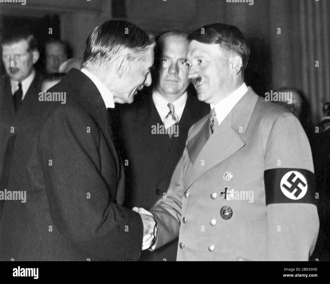 Arthur Neville Chamberlain FRS (18 mars 1869 – 9 novembre 1940) était un homme politique conservateur britannique qui a été Premier ministre du Royaume-Uni de mai 1937 à mai 1940. Chamberlain est plus connu pour sa politique étrangère apaisante, et en particulier pour sa signature de l'Accord de Munich en 1938, concédant à l'Allemagne la région germanophone des Sudètes. Cependant, lorsque Adolf Hitler a envahi la Pologne, le Royaume-Uni a déclaré la guerre contre l'Allemagne le 3 septembre 1939, et Chamberlain a conduit la Grande-Bretagne à travers les huit premiers mois de la seconde Guerre mondiale Adolf Hitler (20 Avril 1889 – 30 Banque D'Images