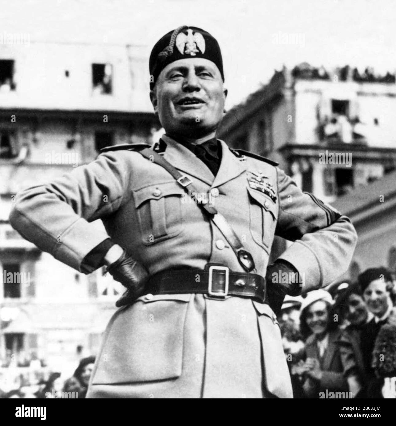 Benito Amilcare Andrea Mussolini (29 juillet 1883 – 28 avril 1945) était un politicien, journaliste et chef du Parti fasciste national, dirigeant le pays comme premier ministre de 1922 jusqu'à ce qu'il soit évincé en 1943. Il a gouverné constitutionnellement jusqu'en 1925, quand il a abandonné toute prétention de démocratie et a mis en place une dictature juridique. Connu sous le nom de il Duce ('Le leader'), Mussolini était le fondateur du fascisme. Banque D'Images