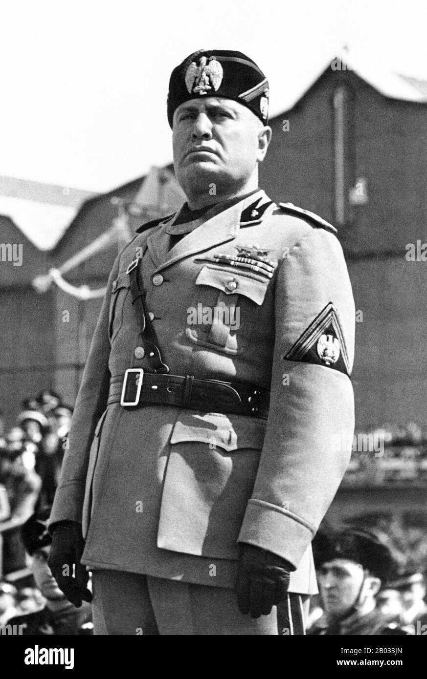 Benito Amilcare Andrea Mussolini (29 juillet 1883 – 28 avril 1945) était un politicien, journaliste et chef du Parti fasciste national, dirigeant le pays comme premier ministre de 1922 jusqu'à ce qu'il soit évincé en 1943. Il a gouverné constitutionnellement jusqu'en 1925, quand il a abandonné toute prétention de démocratie et a mis en place une dictature juridique. Connu sous le nom de il Duce ('Le leader'), Mussolini était le fondateur du fascisme. Banque D'Images