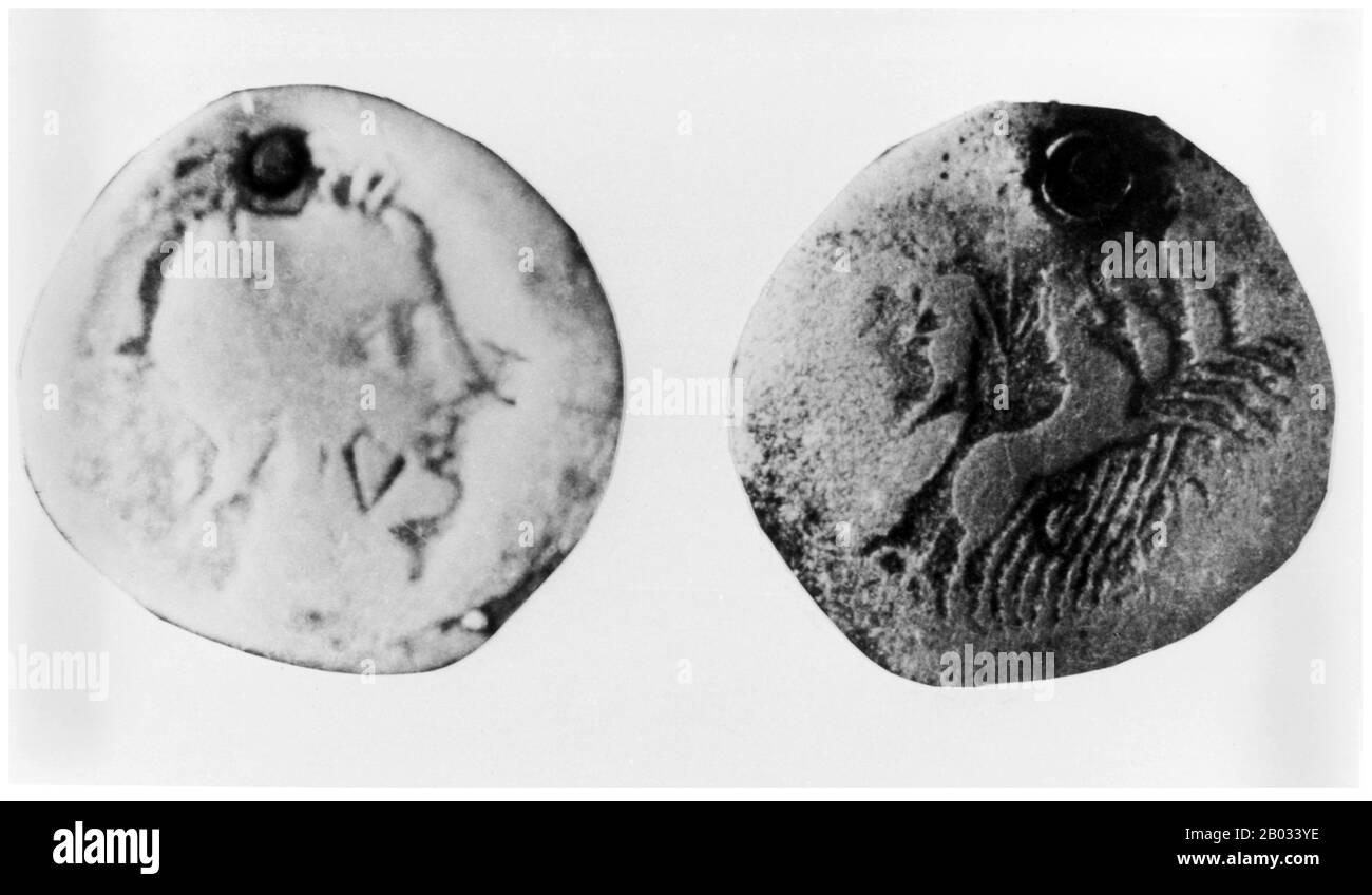 Le bouddhisme aux Maldives était la religion prédominante au moins jusqu'au XIIe siècle ce. Il n'est pas clair comment le bouddhisme a été introduit dans les îles bien qu'il y ait un certain nombre de théories concurrentes. Le point de vue prédominant est qu'il a été introduit avec l'expansion du peuple cinghalais du Sri Lanka voisin qui sont principalement bouddhistes. En février 2012, un groupe d'extrémistes islamiques ont forcé leur entrée au Musée national de Malé et attaqué la collection de sculptures pré-islamiques du musée, détruisant ou endommageant gravement presque toute la collection d'une trentaine d'hindous et de Bouddhi Banque D'Images