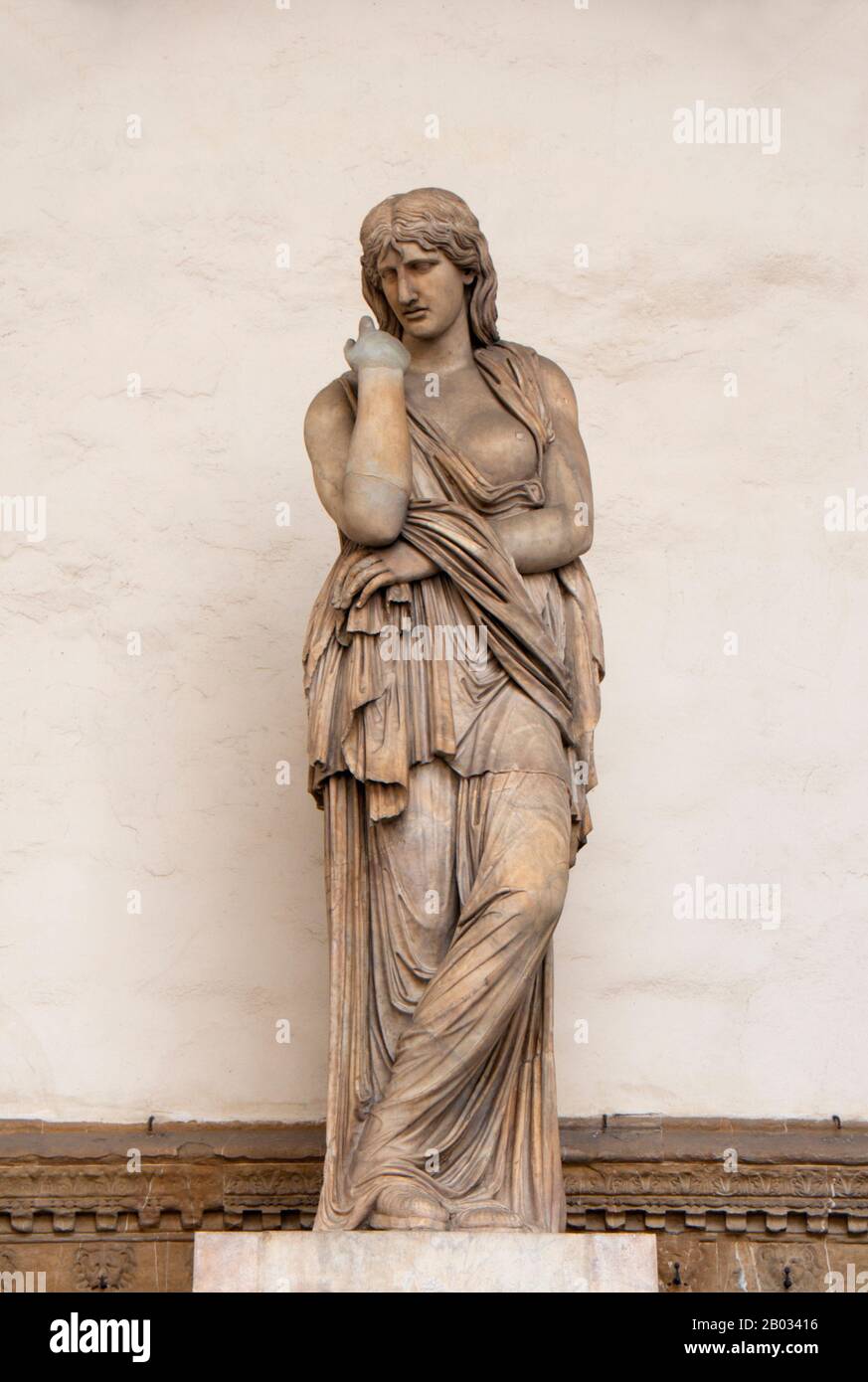 La Loggia dei Lanzi, également appelée la Loggia della Signoria, a été construite entre 1376 et 1382 par Benci di Cione et Simone di Francesco Talenti, éventuellement à la suite d'un dessin de Jacopo di Sione, pour abriter les assemblées du peuple et tenir des cérémonies publiques, Comme la prestation de serment au pouvoir des Gonfaloniers et des Prieurs. Le nom Loggia dei Lanzi remonte au règne du Grand-duc Cosimo I, quand il a été utilisé pour abriter ses pikemen allemands mercenaires. Après la construction de la Uffizi à l'arrière de la Loggia, le toit de la Loggia a été modifié par Bernardo Buontalenti et est devenu une terrasse fr Banque D'Images