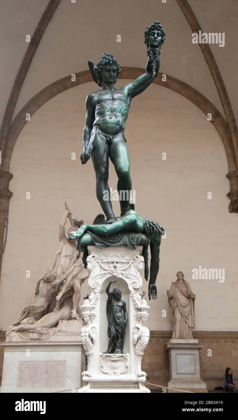 La Loggia dei Lanzi, également appelée la Loggia della Signoria, a été construite entre 1376 et 1382 par Benci di Cione et Simone di Francesco Talenti, éventuellement à la suite d'un dessin de Jacopo di Sione, pour abriter les assemblées du peuple et tenir des cérémonies publiques, Comme la prestation de serment au pouvoir des Gonfaloniers et des Prieurs. Le nom Loggia dei Lanzi remonte au règne du Grand-duc Cosimo I, quand il a été utilisé pour abriter ses pikemen allemands mercenaires. Après la construction de la Uffizi à l'arrière de la Loggia, le toit de la Loggia a été modifié par Bernardo Buontalenti et est devenu une terrasse fr Banque D'Images