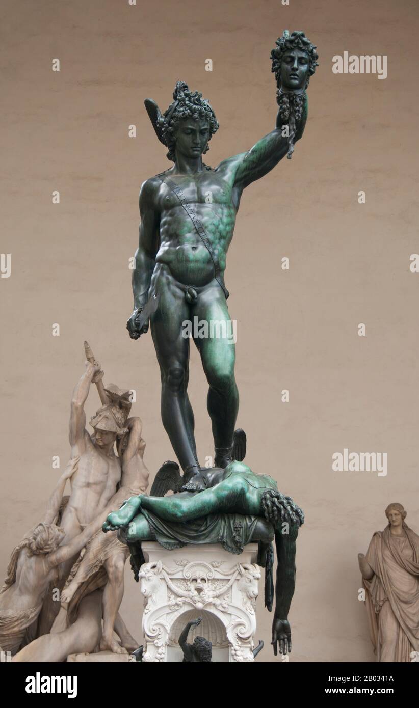 La Loggia dei Lanzi, également appelée la Loggia della Signoria, a été construite entre 1376 et 1382 par Benci di Cione et Simone di Francesco Talenti, éventuellement à la suite d'un dessin de Jacopo di Sione, pour abriter les assemblées du peuple et tenir des cérémonies publiques, Comme la prestation de serment au pouvoir des Gonfaloniers et des Prieurs. Le nom Loggia dei Lanzi remonte au règne du Grand-duc Cosimo I, quand il a été utilisé pour abriter ses pikemen allemands mercenaires. Après la construction de la Uffizi à l'arrière de la Loggia, le toit de la Loggia a été modifié par Bernardo Buontalenti et est devenu une terrasse fr Banque D'Images