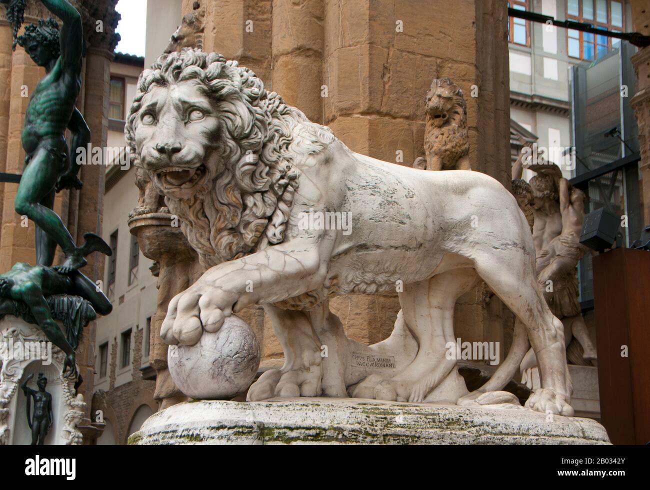 La Loggia dei Lanzi, également appelée la Loggia della Signoria, a été construite entre 1376 et 1382 par Benci di Cione et Simone di Francesco Talenti, éventuellement à la suite d'un dessin de Jacopo di Sione, pour abriter les assemblées du peuple et tenir des cérémonies publiques, Comme la prestation de serment au pouvoir des Gonfaloniers et des Prieurs. Le nom Loggia dei Lanzi remonte au règne du Grand-duc Cosimo I, quand il a été utilisé pour abriter ses pikemen allemands mercenaires. Après la construction de la Uffizi à l'arrière de la Loggia, le toit de la Loggia a été modifié par Bernardo Buontalenti et est devenu une terrasse fr Banque D'Images