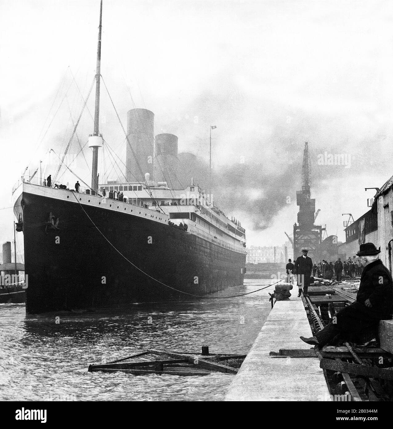 RMS Titanic était un paquebot britannique qui a coulé dans l'océan Atlantique Nord au début de la matinée du 15 avril 1912, après avoir heurté un iceberg lors de son premier voyage de Southampton à New York City. Sur les 2 224 passagers et membres de l'équipage à bord, plus de 1 500 personnes sont mortes dans le naufrage, faisant de ce dernier l'une des catastrophes maritimes commerciales les plus meurtrières de l'histoire moderne en temps de paix. Le plus grand navire à flot au moment de son entrée en service, le RMS Titanic était le deuxième des trois paquebots de la classe olympique exploités par la ligne White Star, et a été construit par le chantier naval Harland et Wolff à Belfast. Banque D'Images