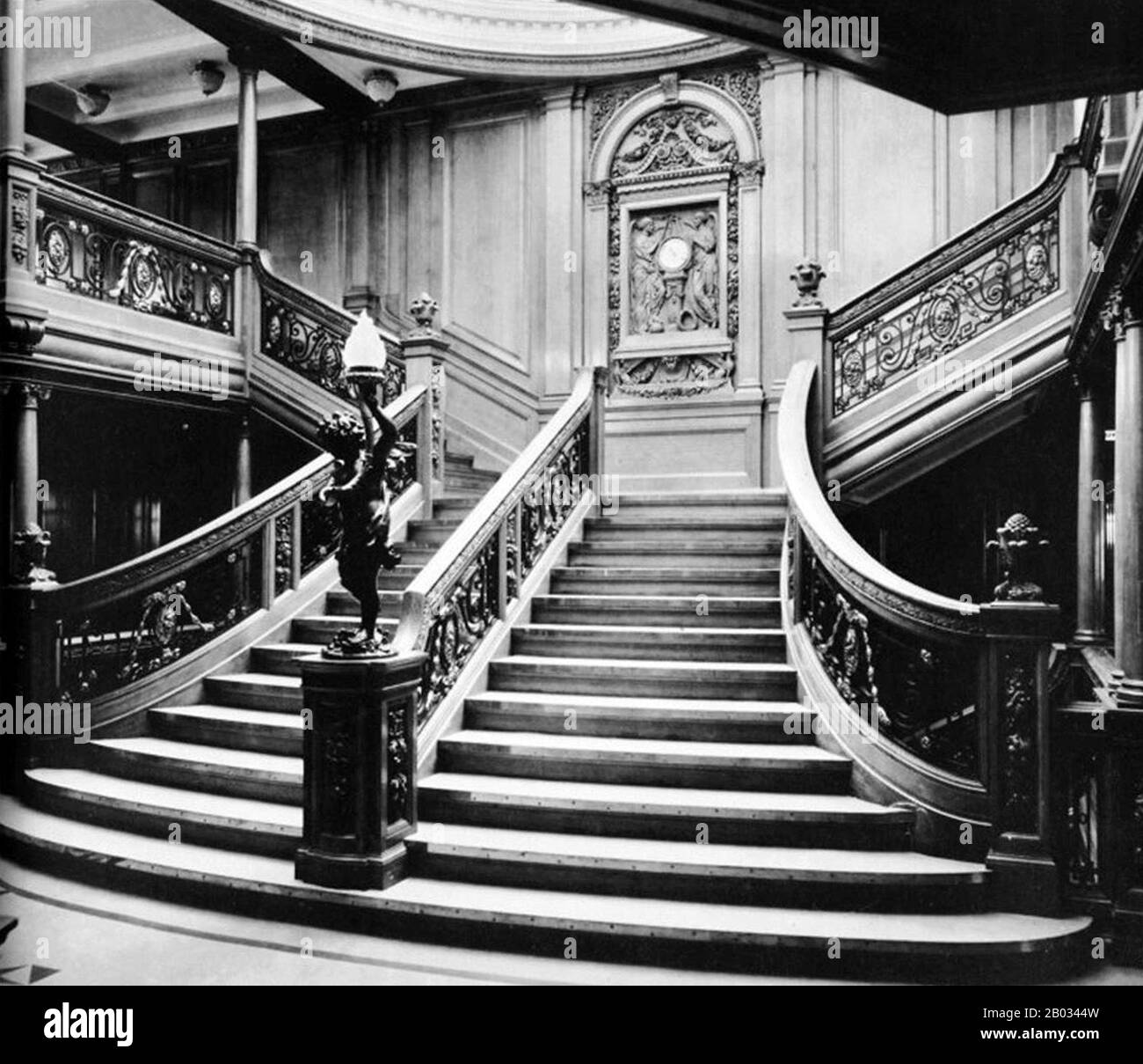 RMS Titanic était un paquebot britannique qui a coulé dans l'océan Atlantique Nord au début de la matinée du 15 avril 1912, après avoir heurté un iceberg lors de son premier voyage de Southampton à New York City. Sur les 2 224 passagers et membres de l'équipage à bord, plus de 1 500 personnes sont mortes dans le naufrage, faisant de ce dernier l'une des catastrophes maritimes commerciales les plus meurtrières de l'histoire moderne en temps de paix. Le plus grand navire à flot au moment de son entrée en service, le RMS Titanic était le deuxième des trois paquebots de la classe olympique exploités par la ligne White Star, et a été construit par le chantier naval Harland et Wolff à Belfast. Banque D'Images