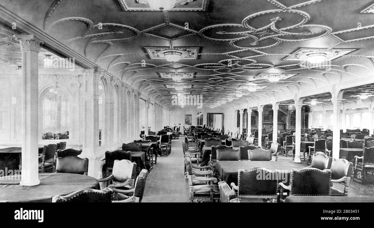 RMS Titanic était un paquebot britannique qui a coulé dans l'océan Atlantique Nord au début de la matinée du 15 avril 1912, après avoir heurté un iceberg lors de son premier voyage de Southampton à New York City. Sur les 2 224 passagers et membres de l'équipage à bord, plus de 1 500 personnes sont mortes dans le naufrage, faisant de ce dernier l'une des catastrophes maritimes commerciales les plus meurtrières de l'histoire moderne en temps de paix. Le plus grand navire à flot au moment de son entrée en service, le RMS Titanic était le deuxième des trois paquebots de la classe olympique exploités par la ligne White Star, et a été construit par le chantier naval Harland et Wolff à Belfast. Banque D'Images