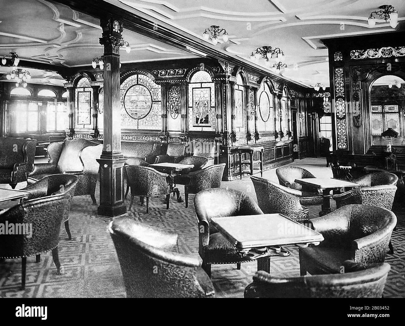 RMS Titanic était un paquebot britannique qui a coulé dans l'océan Atlantique Nord au début de la matinée du 15 avril 1912, après avoir heurté un iceberg lors de son premier voyage de Southampton à New York City. Sur les 2 224 passagers et membres de l'équipage à bord, plus de 1 500 personnes sont mortes dans le naufrage, faisant de ce dernier l'une des catastrophes maritimes commerciales les plus meurtrières de l'histoire moderne en temps de paix. Le plus grand navire à flot au moment de son entrée en service, le RMS Titanic était le deuxième des trois paquebots de la classe olympique exploités par la ligne White Star, et a été construit par le chantier naval Harland et Wolff à Belfast. Banque D'Images