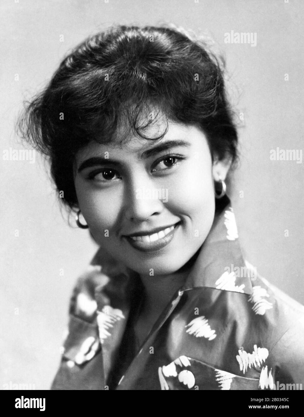 Aminah Tjendrakasih (Aminah Cendrakasih, née le 29 janvier 1938 à Magelang, Java centrale, est une actrice indonésienne mieux connue pour son apparition comme Lela dans la série télévisée 'si Doel Anak Sekolahan' (Doel the Schoolchild, 1994–2005). Début de sa carrière dans ses années d'adolescence, en 1955 Cendrakasih a eu son premier rôle avec la "Ibu dan Putr'i (mère et Fille) de la 1955. Elle a depuis joué dans plus d'une centaine de longs métrages. En 2012 et 2013, elle a reçu des prix de réalisation à vie du Bandung Film Festival et des prix du film indonésien, respectivement. Banque D'Images
