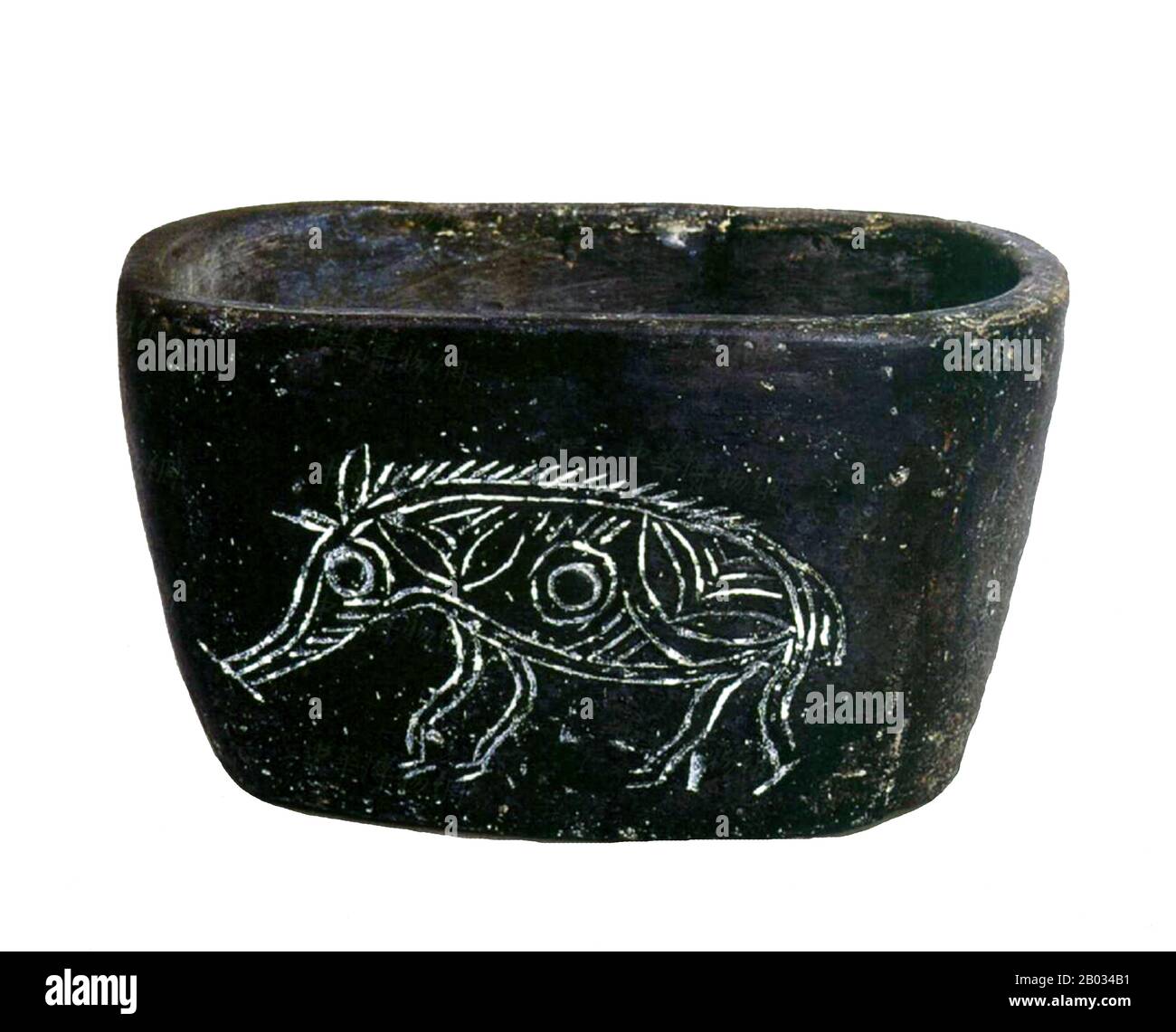 La culture hémudu (5500 à 3300 BCE) était une culture néolithique qui s'est épanouie juste au sud de la région de Hangzhou Bay à Jiangnan dans la province moderne de Yuyao, dans la province de Zhejiang. La culture peut être divisée en phases précoce et tardive, avant et après 4000 BCE respectivement. Les Hemudu vivaient dans de longues maisons étouffées. Les serres communales étaient également communes dans les colonies de Hemudu. Le Hemudu était l'une des premières cultures à cultiver le riz. Les chercheurs considèrent la culture hémudu comme une source de nombreuses cultures proto-austro. Banque D'Images