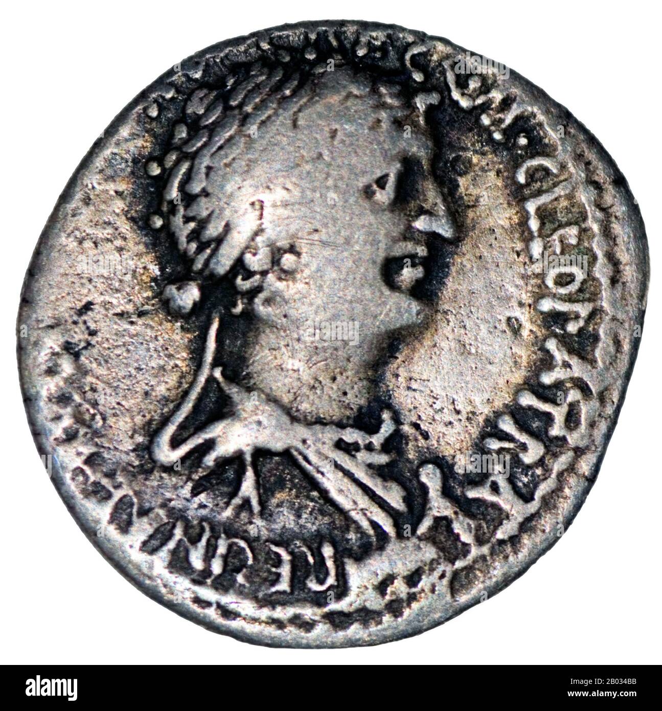 Cleopatra VII Philopatra (69 – 12 août, 30 BCE), connu tout simplement comme Cleopatra, était le dernier pharaon actif de Ptolemaic Egypte, survécut sous peu comme pharaon par son fils Césarion. Après son règne, l'Egypte est devenue une province de l'Empire romain alors récemment établi. Cleopatra était membre de la dynastie Ptolemaic, une famille d'origine macédonienne grecque qui dirigeait l'Egypte après la mort d'Alexandre le Grand pendant la période hellénistique. Les Ptolemies, tout au long de leur dynastie, parlaient grec et refusaient de parler égyptien, ce qui est la raison pour laquelle les langues grecques et égyptiennes étaient utilisées Banque D'Images