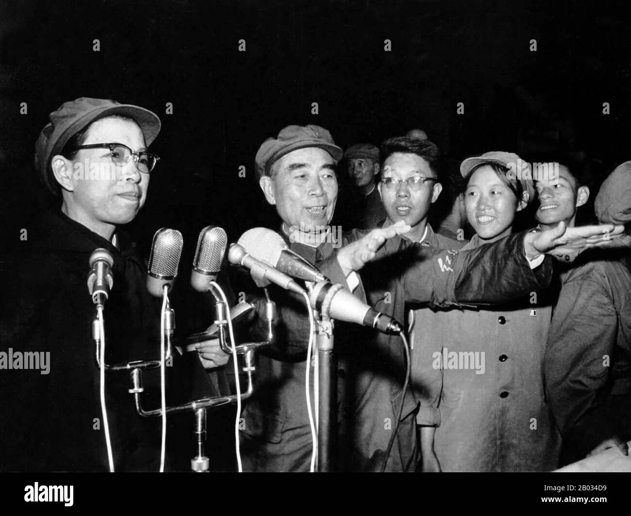 Zhou Enlai (du 5 mars 1898 au 8 janvier 1976) a été le premier premier Premier ministre de la République Populaire de Chine, qui a servi d'octobre 1949 à sa mort en janvier 1976. Jiang Qing (Chiang ch'ing, mars 1914 – 14 mai 1991) était le pseudonyme utilisé par la dernière épouse et la figure majeure de gauche du leader chinois Mao Zedong pendant la Révolution culturelle (1966-1976). Banque D'Images
