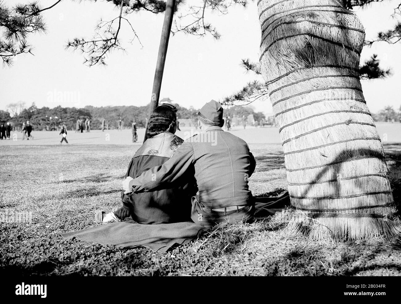 L'occupation alliée du Japon à la fin de la seconde Guerre mondiale a été dirigée par le général Douglas MacArthur, commandant suprême des Puissances alliées, avec le soutien du Commonwealth britannique. Contrairement à l'occupation de l'Allemagne, l'Union soviétique n'a guère été autorisée à influencer le Japon. Cette présence étrangère a marqué le seul moment de l'histoire du Japon qu'elle avait été occupée par une puissance étrangère. Il a transformé le pays en une démocratie parlementaire qui a rappelé les priorités américaines du "New Deal" de la politique des années 1930 par Roosevelt. La profession, codénommée opération Blacklist, a été terminée par le S Banque D'Images
