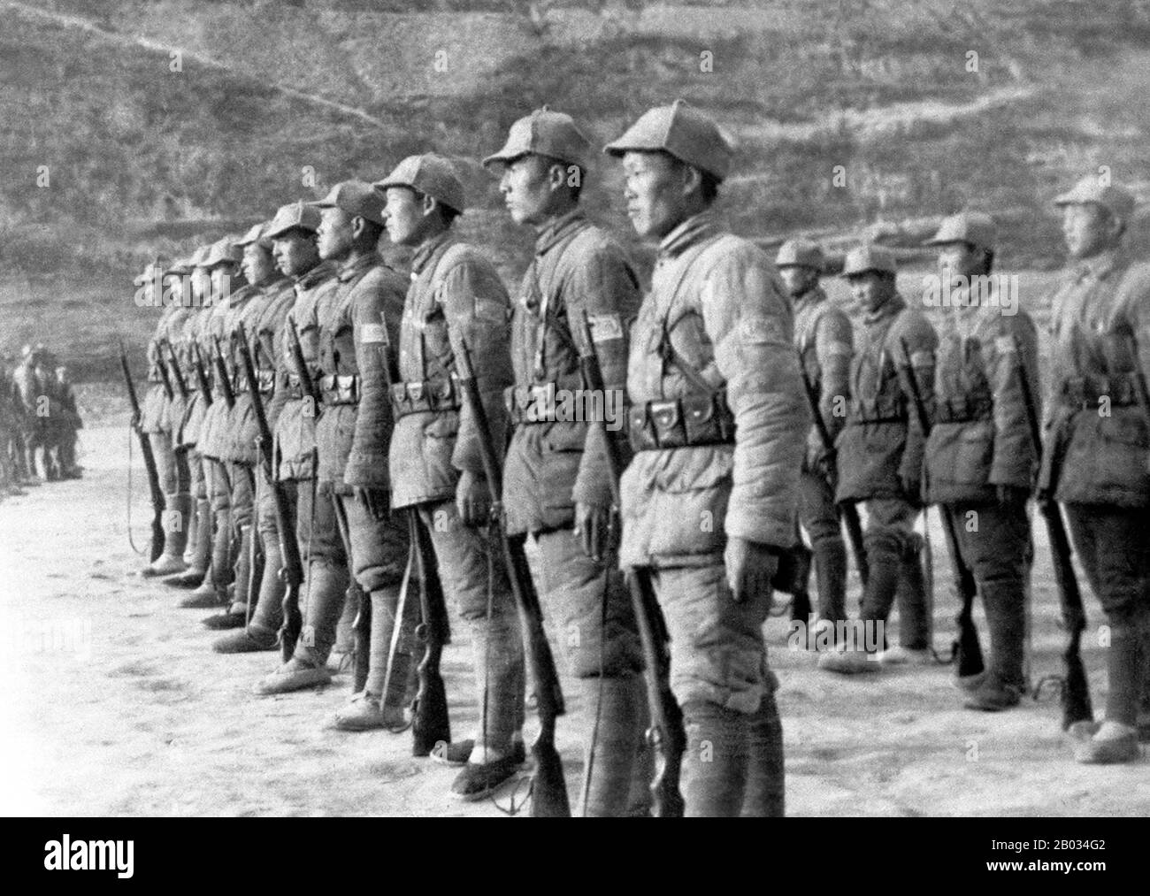 La huitième Armée de route (Bau Jun), également connue sous le nom de 18ème Groupe d'armée de l'Armée révolutionnaire nationale de la République de Chine, était une armée de groupe sous le commandement du Parti communiste chinois, Nominalement dans la structure de l'armée chinoise dirigée par le Parti nationaliste chinois pendant la seconde guerre sino-japonaise. La huitième Armée de route a été créée à partir de l'Armée rouge chinoise le 22 septembre 1937, lorsque les communistes chinois et le Parti nationaliste chinois ont formé le deuxième Front Uni contre le Japon lors de l'éclatement de la seconde Guerre sino-japonaise, comme la seconde Guerre mondiale est connue en Chine. T Banque D'Images