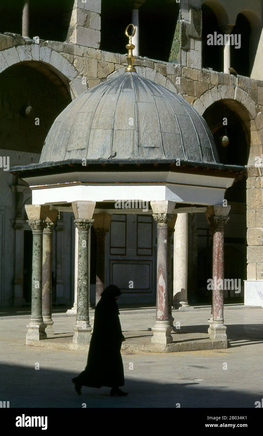 La Mosquée Umayyad, également connue sous le nom de Grande Mosquée de Damas, est l'une des mosquées les plus grandes et les plus anciennes au monde. Elle est considérée comme la quatrième place la plus sacrée de l'Islam. La construction de la mosquée aurait été commencée peu après la conquête arabe de Damas en 634. La mosquée contient un sanctuaire dédié à Jean-Baptiste ainsi que le tombeau de Saladin. Banque D'Images