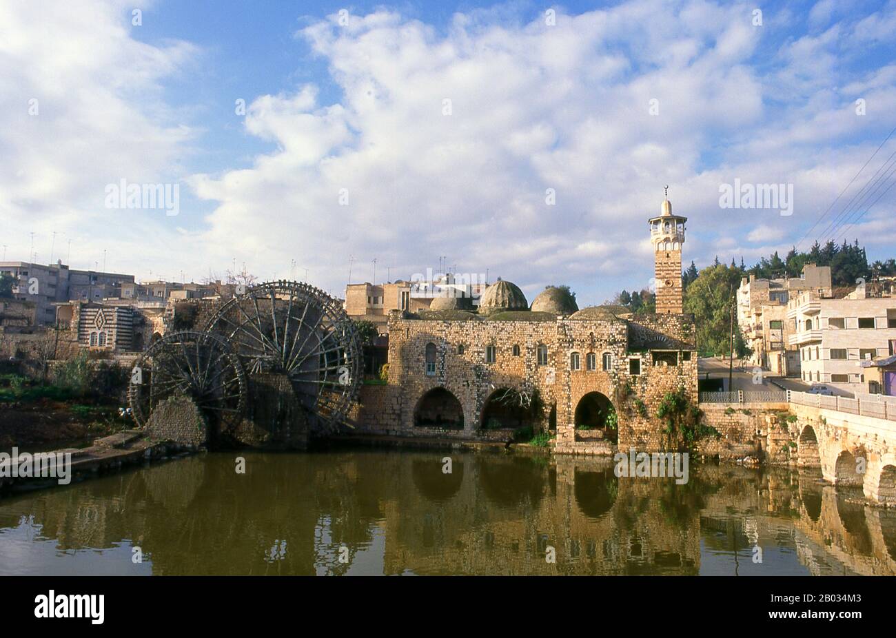 Une noria est une machine pour soulever l'eau dans un petit aqueduc à des fins d'irrigation. Hama est l'emplacement de la ville historique de Hamath. En 1982, c'était la scène du pire massacre de l'histoire arabe moderne. Le président Hafaz al-Assad a ordonné à son frère Rifaat al-Assad de réprimer une révolte islamiste sunnite dans la ville. On estime que 25 000 à 30 000 personnes ont été massacrées. Banque D'Images