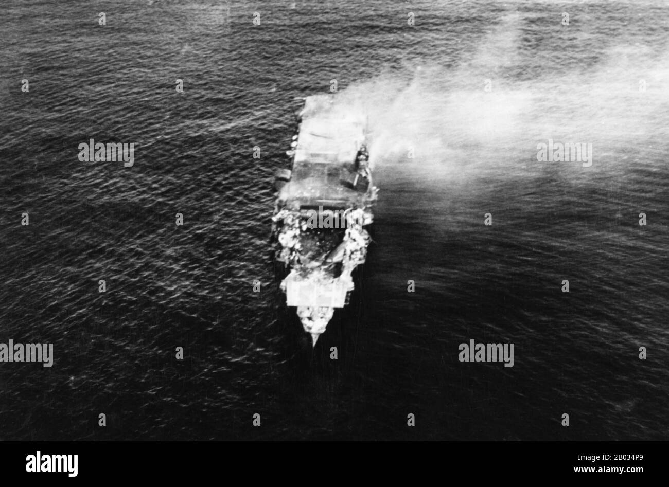 Hiryu (Dragon volant) était un porte-avions construit pour la Marine impériale japonaise (IJN) dans les années 1930. Le seul navire de sa classe, elle a été construite à un design Soryu modifié. Son avion a soutenu l'invasion japonaise de l'Indochine française au milieu de 1940. Au cours du premier mois de la guerre du Pacifique, elle a participé à l'attaque contre Pearl Harbor et la bataille de Wake Island. Le navire a soutenu la conquête des Antilles néerlandaises de l'est en janvier 1942. Le mois suivant, son avion a bombardé Darwin, en Australie, et a continué de participer à la campagne des Antilles néerlandaises. En avril, l'avion d'Hiryu helpe Banque D'Images