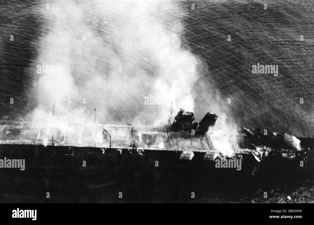 Hiryu (Dragon volant) était un porte-avions construit pour la Marine impériale japonaise (IJN) dans les années 1930. Le seul navire de sa classe, elle a été construite à un design Soryu modifié. Son avion a soutenu l'invasion japonaise de l'Indochine française au milieu de 1940. Au cours du premier mois de la guerre du Pacifique, elle a participé à l'attaque contre Pearl Harbor et la bataille de Wake Island. Le navire a soutenu la conquête des Antilles néerlandaises de l'est en janvier 1942. Le mois suivant, son avion a bombardé Darwin, en Australie, et a continué de participer à la campagne des Antilles néerlandaises. En avril, l'avion d'Hiryu helpe Banque D'Images