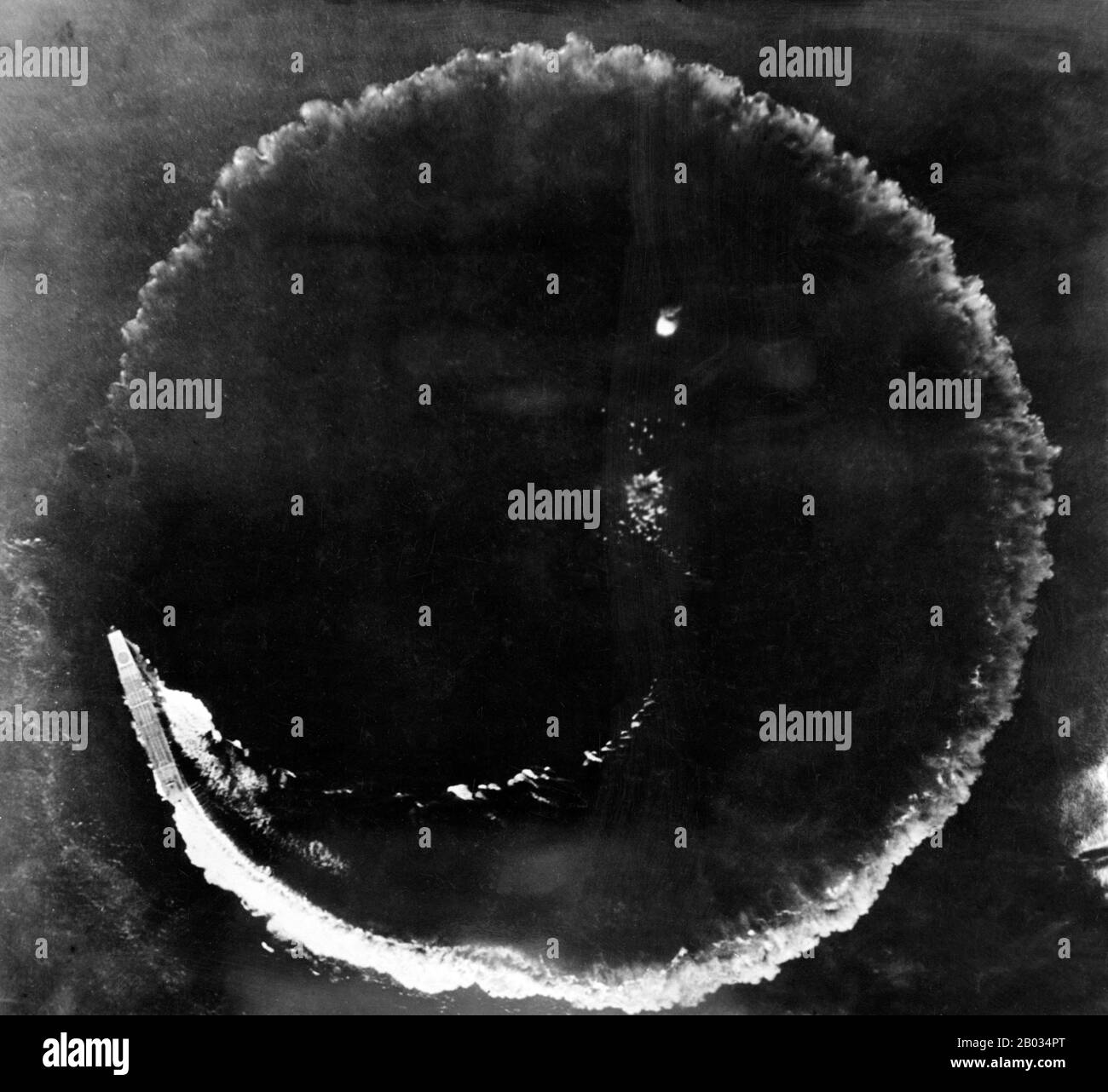 Soryu (Blue Dragon) était un porte-avions construit pour la Marine impériale japonaise (IJN) au milieu des années 1930. Les avions de Soryu ont été utilisés dans des opérations durant la seconde guerre sino-japonaise à la fin des années 1930 et ont soutenu l'invasion japonaise de l'Indochine française au milieu de 1940. Au cours des premiers mois de la guerre du Pacifique, elle a pris part à l'attaque de Pearl Harbor, la bataille de Wake Island, et a soutenu la conquête des Antilles néerlandaises de l'est. En février 1942, son avion a bombardé Darwin, en Australie, et elle a continué à participer à la campagne des Antilles néerlandaises. En avril, l'avion de Soryu lui Banque D'Images