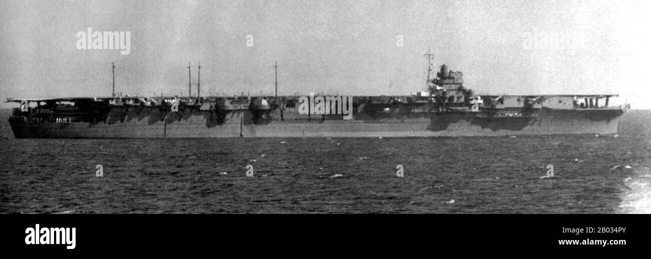 Zuikaku (« Grue Austcieuse ») était un porte-avions de classe Shokaku de la Marine impériale japonaise. Son complément d'avion a participé à l'attaque de Pearl Harbor qui a officiellement amené les États-Unis dans la guerre du Pacifique, et elle a combattu dans plusieurs des plus importantes batailles navales de la guerre, avant d'être coulés pendant la bataille du golfe de Leyte. L'un des six transporteurs à participer à l'attaque de Pearl Harbor, Zuikaku était le dernier des six à être coulé dans la guerre (quatre dans la bataille de Midway et Shokaku dans la bataille de la mer des Philippines). Banque D'Images