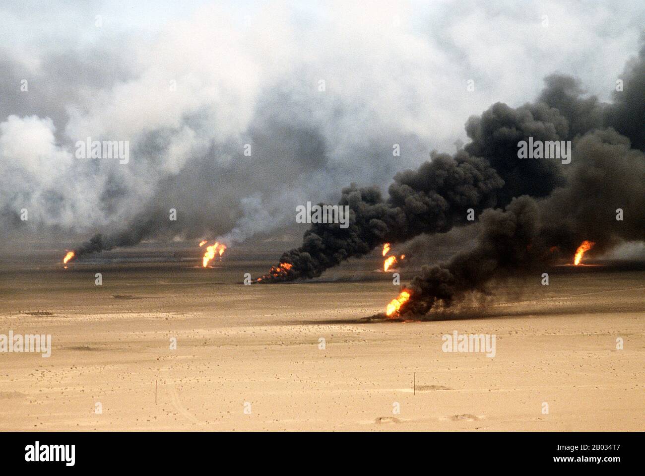 Photo de l'USAF des feux de pétrole koweïtiens, mis en place par l'armée irakienne lors de l'opération tempête du désert en 1991. La guerre du Golfe persique (2 août 1990 – 28 février 1991), communément appelée la guerre du Golfe, a été une guerre menée par une force de coalition autorisée par l'ONU de trente-quatre nations, dirigée par les États-Unis, contre l'Iraq, en réponse à l'invasion et à l'annexion de l'État du Koweït par l'Iraq. Cette guerre est communément appelée opération tempête du désert, première guerre du Golfe, première guerre du Golfe, première guerre du Golfe ou guerre d'Irak. Banque D'Images