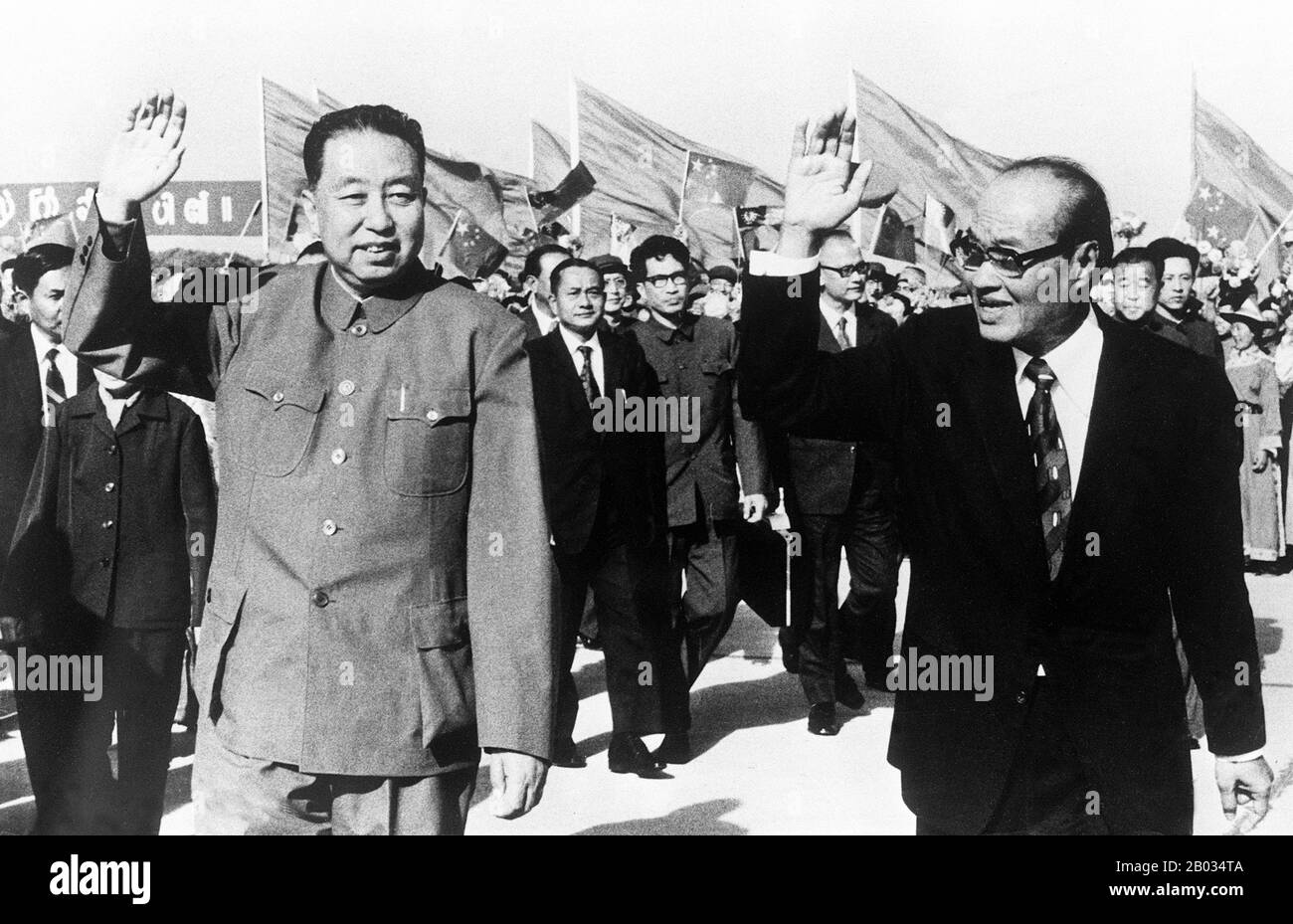 Hua Guofeng (16 février 1921 – 20 août 2008), a été le successeur désigné de Mao Zedong comme le leader suprême du Parti communiste de Chine et de la République Populaire de Chine. Après la mort de Zhou Enlai en 1976, il lui succède comme deuxième premier ministre de la République Populaire de Chine. Ne Win (24 mai ou 14 mai 1911 ou 10 juillet 1910 – 5 décembre 2002) était un politicien et un commandant militaire. Il a été premier ministre de Birmanie de 1958 à 1960 et de 1962 à 1974 et aussi chef d'État de 1962 à 1981. Il a également été le fondateur et de 1963 à 1988 le président du Parti socialiste du Myanmar, Banque D'Images