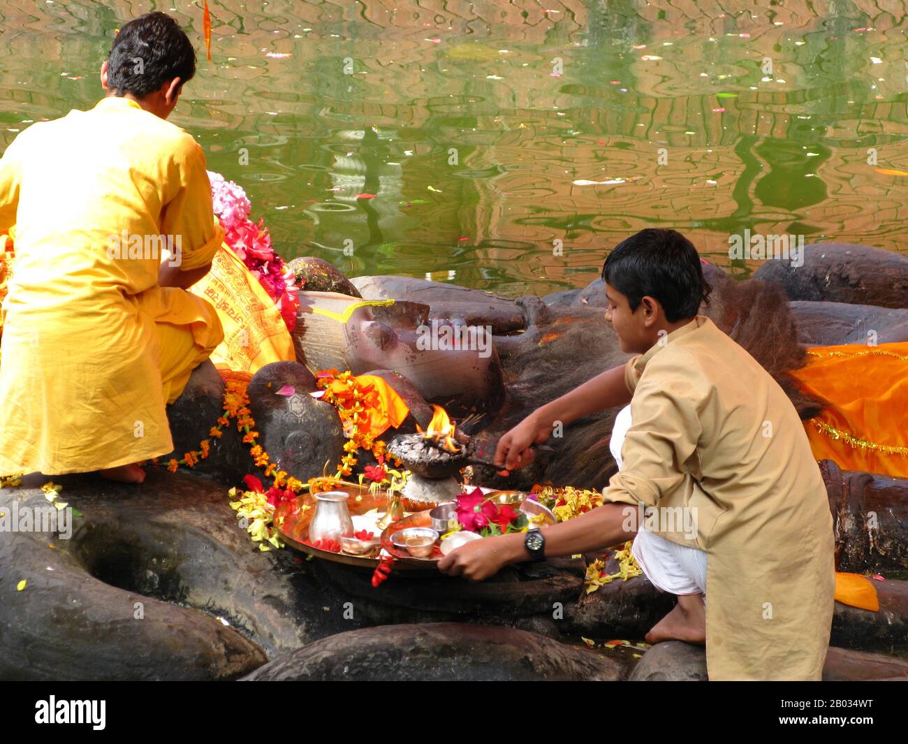 La figure de Vishnu de Budhanilkantha est une figure de 4,5 mètres de long, finement sculptée représentant Vishnu dormant sur le sol de l'océan cosmique, sur un "lit" de corps de serpent entrelaçant, qui font tous partie du serpent géant à onze têtes Ananta, "L'Infini". La figure est probablement née au VIIe siècle et est à l'origine d'un seul morceau de roche. Selon la légende, Budhanilkantha a été découvert par un agriculteur tout en lavant son champ; la charrue s'est enlancée sur le chiffre, qui a été enterré sous terre, et, à la grande surprise de l'agriculteur, le chiffre a commencé à saigner. Budha signifie « mud » et ni Banque D'Images