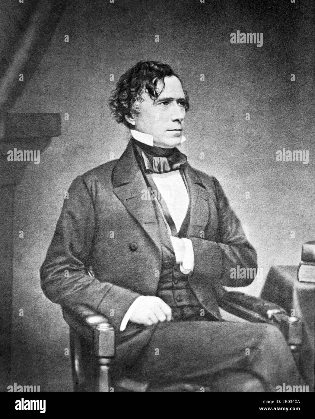 Franklin Pierce (23 novembre 1804 – 8 octobre 1869) était le 14 président des États-Unis (1853–1857). Pierce était un démocrate du nord qui considérait le mouvement abolitionniste comme une menace fondamentale pour l'unité de la nation. Ses actions de polarisation dans la défense et la signature de la loi Kansas–Nebraska et dans l'application de la loi fugitive sur les esclaves n'ont pas réussi à endiguer les conflits intersectoriels, établissant la scène de la sécession du Sud. Banque D'Images