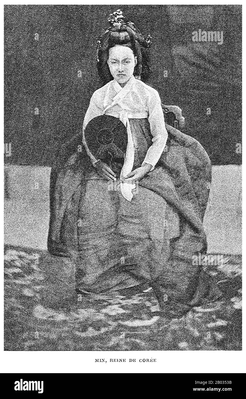 Le gouvernement de Meiji Japon a considéré la Reine min comme un obstacle à son expansion à l'étranger. Les efforts pour la retirer de l'arène politique, orchestrés par des rébellions échoués, poussés par le père du roi Gojong, le Heungseon Daewongun (un régent influent travaillant avec les Japonais), l'ont influencée à prendre une position plus dure contre l'influence japonaise. Après la victoire du Japon dans la première guerre sino-japonaise, la Reine min a plaidé pour des liens plus forts entre la Corée et la Russie dans une tentative de bloquer l'influence japonaise en Corée, représentée par le Daewongun. Tôt le matin du 8 octobre 1 Banque D'Images