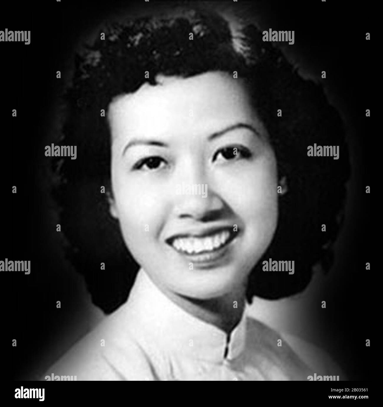 NGO est née à Hanoi en 1931. Son père était un homme d'affaires qui possédait la plus grande usine de verre de l'Indochine française. Plus tard, elle a déclaré qu'elle avait hâte d'apprendre l'anglais à cause de son désir de regarder ses films favoris comme Gone with the Wind sans sous-titres. Sa famille lui a donné des leçons privées en anglais. En 1955, alors qu’elle avait 25 ans, elle a rejoint la station de radio Voice of Vietnam et a été choisie pour lire le newscast de langue anglaise destiné aux auditeurs des pays asiatiques anglophones. Pendant la guerre du Vietnam, Les Ong sont devenues notoires parmi les soldats américains pour sa p Banque D'Images