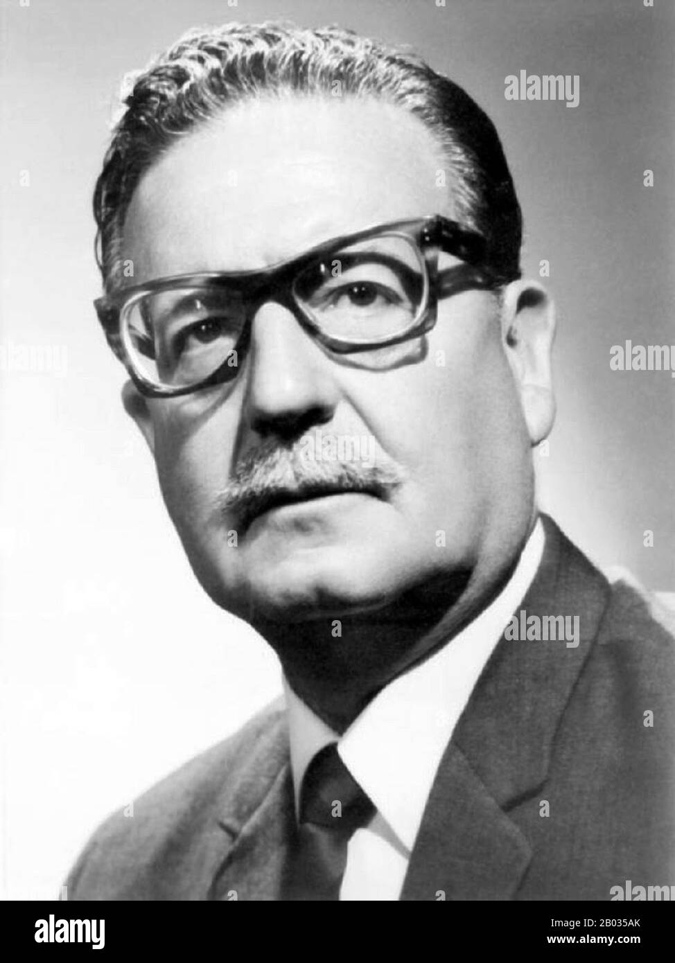 Salvador Guillermo Allende Gossens (26 juin 1908 – 11 septembre 1973) était médecin et politicien chilien, connu comme le premier marxiste à devenir président d'un pays d'Amérique latine par des élections ouvertes. Le 11 septembre 1973, l'armée s'est déplacée vers l'ouest d'Allende lors d'un coup d'État parrainé par la CIA (Central Intelligence Agency) des États-Unis. Alors que les troupes entouraient le palais de la Moneda, il a prononcé son dernier discours en vdue de ne pas démissionner. Plus tard dans la journée, Allende s'est tiré avec un fusil d'assaut, selon une enquête menée par un tribunal chilien avec l'aide d'experts internationaux i Banque D'Images