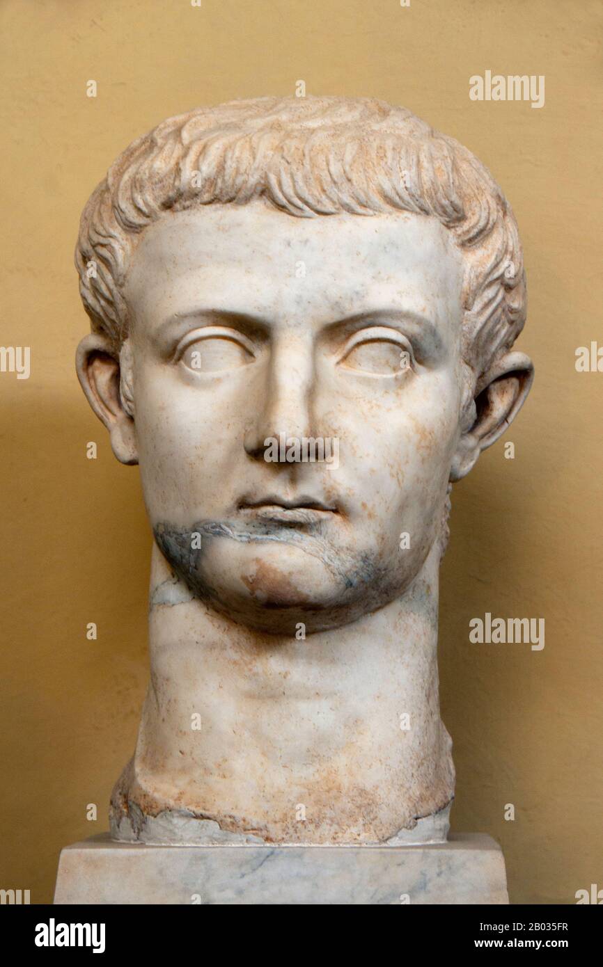 Né à Tiberius Claudius Nero, fils de Tiberius Claudius Nero et Livia Drusilla, il est devenu le fils d'Octavian (plus tard devenu Auguste, premier empereur de Rome) après que sa mère ait été forcée de divorcer Nero et de l'épouser. Tiberius épouserait finalement la fille d'Auguste de son mariage précédent, Julia l'Elder, et plus tard sera adopté par Auguste, devenant officiellement un Julien, portant le nom de Tiberius Julius César. Dans les relations avec les autres empereurs de cette dynastie, Tiberius était le fils d'Auguste, grand-oncle de Caligula, oncle paternel de Claudius, et grand-oncle de Nero. Tib Banque D'Images