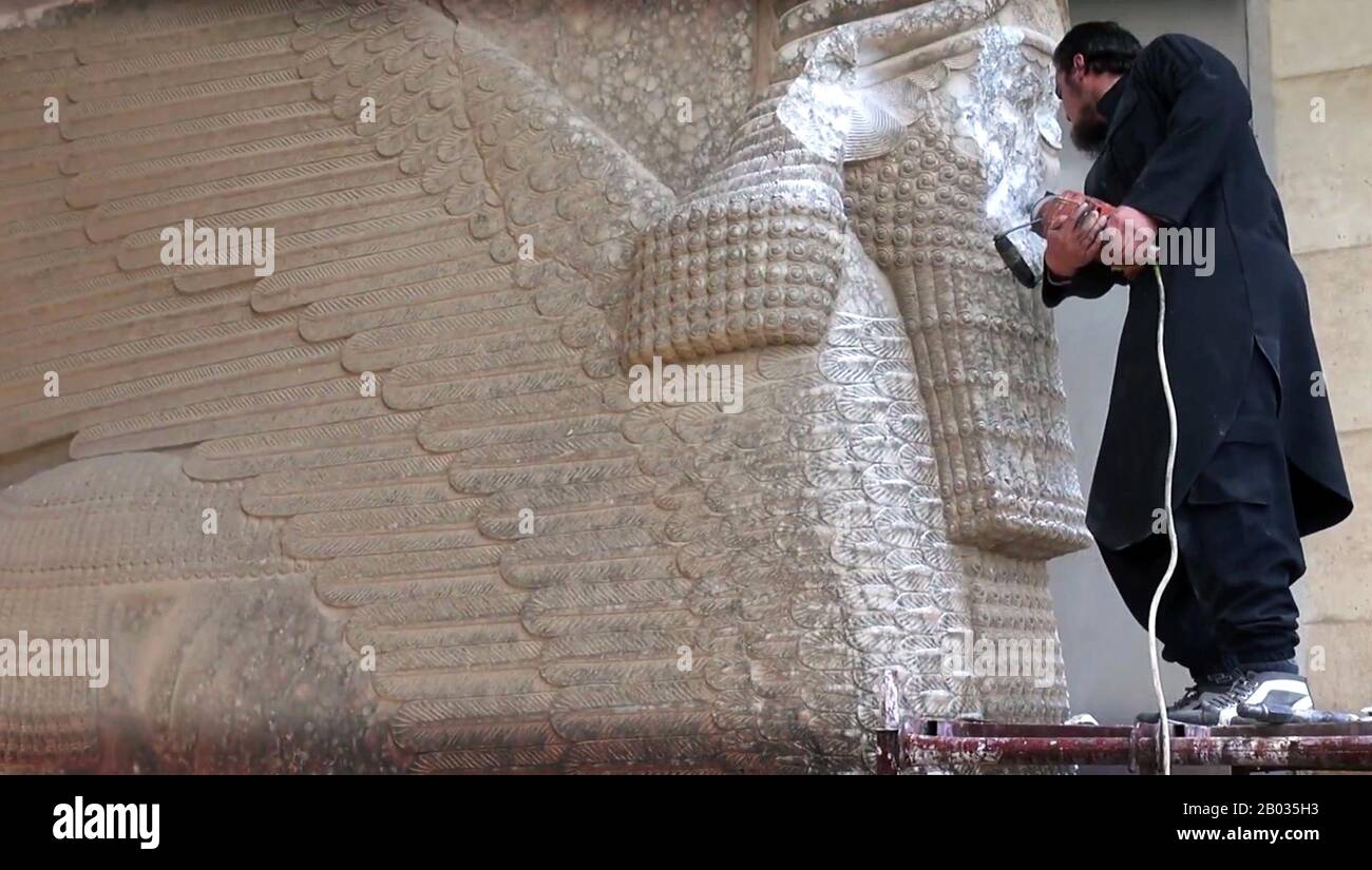 L'État islamique d'Irak et le Levant (ISIL), également connu sous le nom d'État islamique d'Irak et de Syrie (ISIS), d'État islamique (EI) et de son acronyme de langue arabe Daesh, est un groupe militant djihadiste salafiste qui suit une doctrine fondamentaliste wahhabite de l'islam sunnite. Le groupe a été désigné organisation terroriste par l'Organisation des Nations Unies et de nombreux pays. Isil est largement connu pour ses vidéos de becaps de soldats et de civils, y compris des journalistes et des travailleurs humanitaires, et pour sa destruction de sites du patrimoine culturel. L'Organisation des Nations Unies tient l'ISIL responsable du r humain Banque D'Images