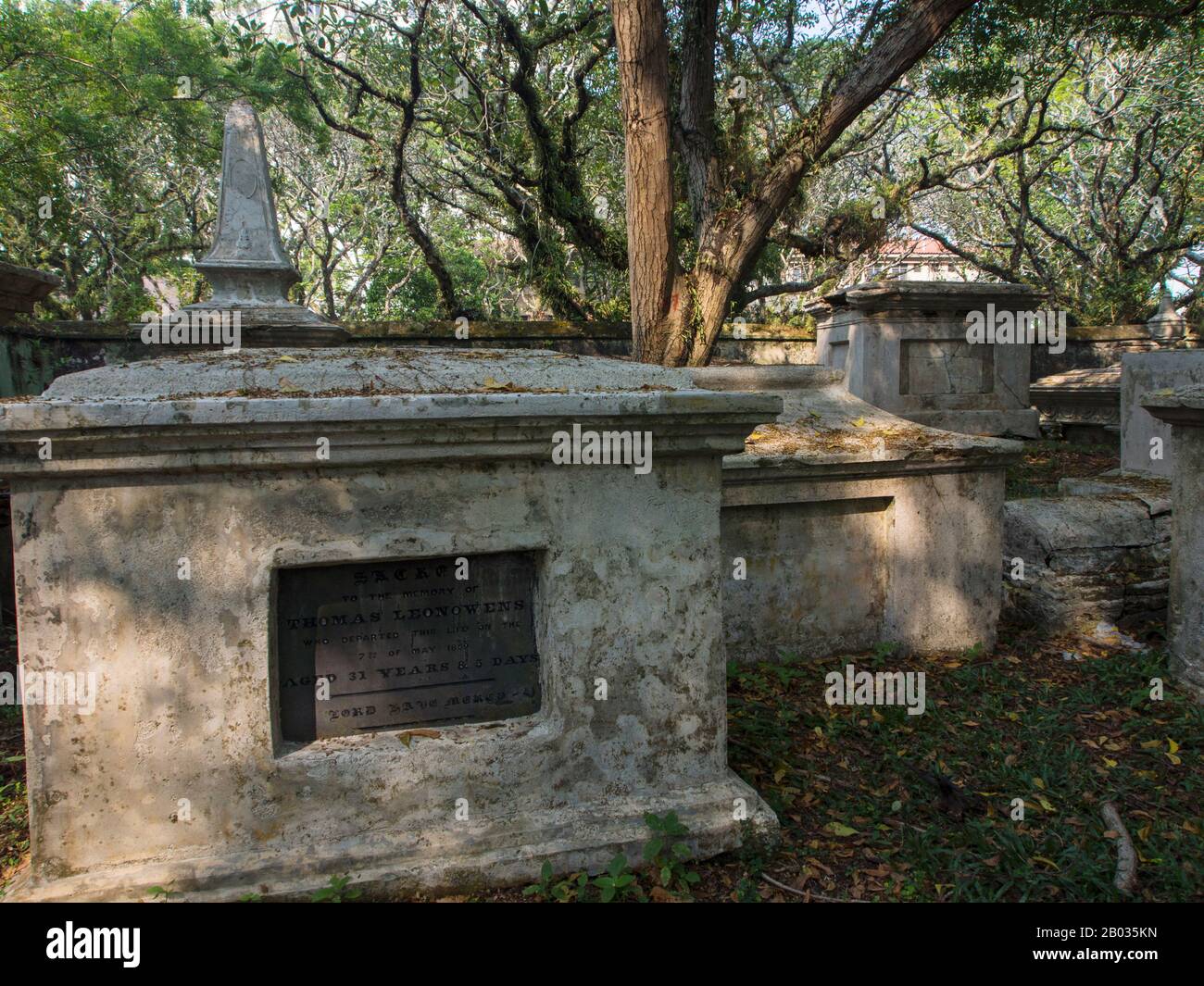 Établi en 1786, le vieux cimetière Pretétant (également connu sous le nom de Northam Road Cemetery) est un cimetière chrétien désutilisé dans George Town, Penang, Malaisie. Le cimetière présente un intérêt historique important : il est plus vieux que de nombreux lieux de sépulture mieux connus tels que le Père Lachaise à Paris, le Powązki à Varsovie, le Zentralfriedhof à Vienne et le cimetière Highgate à Londres. Il est également âgé de 35 ans que le vieux cimetière protestant de Macao. En 2012, des travaux de conservation ont été entrepris pour protéger et préserver le site, bien que la restauration ait été un sujet de préoccupation. Banque D'Images