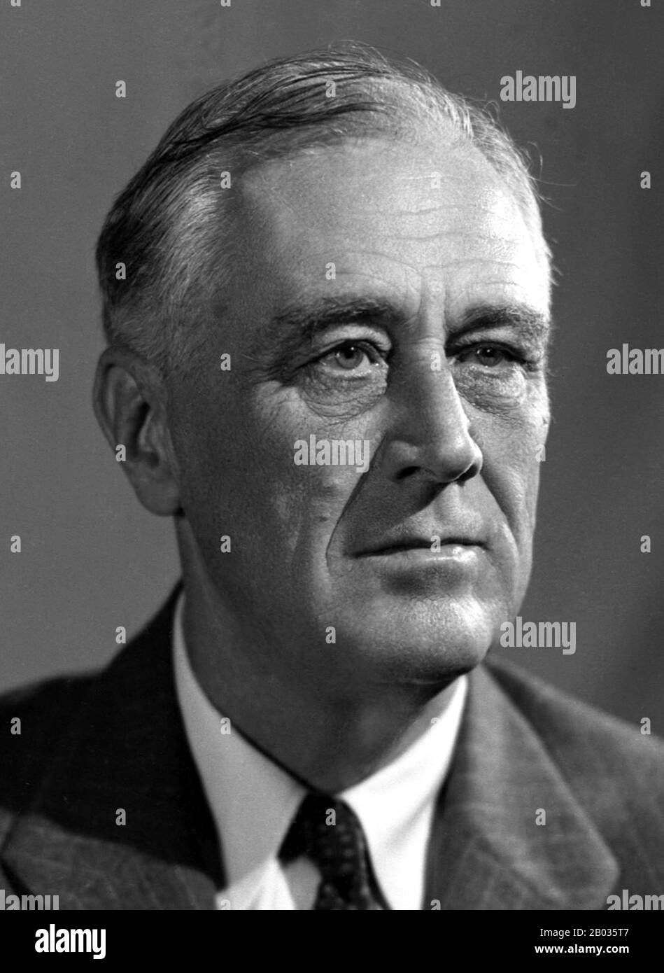 Franklin Delano Roosevelt a été le 32ème président des États-Unis, de 1933 à 1945. Démocrate, il a remporté quatre élections présidentielles record et a dominé son parti après 1932 en tant que figure centrale des événements mondiaux au milieu du XXe siècle, en dirigeant les États-Unis en période de dépression économique mondiale et de guerre totale. Son programme de secours, de redressement et de réforme, connu sous le nom de New Deal, a nécessité une grande expansion du rôle du gouvernement fédéral dans l'économie. En tant que chef dominant du Parti démocratique, il a créé la Coalition du Nouveau Pacte qui s'est réuni et unie Banque D'Images