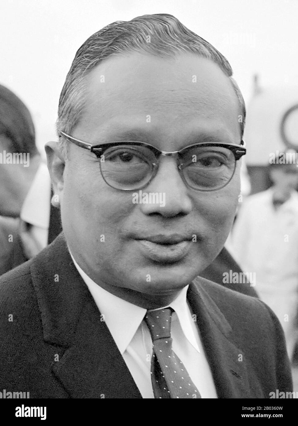 U Thant (22 janvier 1909 – 25 novembre 1974) était un diplomate birman et le troisième Secrétaire général de l'Organisation des Nations Unies de 1961 à 1971. Originaire de Pantanaw, Thant a fait ses études à l'école secondaire nationale et à l'université de Rangoon. À l’époque du climat politique tendu en Birmanie, il a eu des vues modérées se positionnant entre les fervents nationalistes et les loyalistes britanniques. Il a été un ami proche du premier Premier ministre birman U Nu et a occupé divers postes au cabinet de Nu de 1948 à 1961. Il a été nommé Secrétaire général en 1961 lorsque son prédécesseur, Dag Hammarskjöld, est décédé Banque D'Images