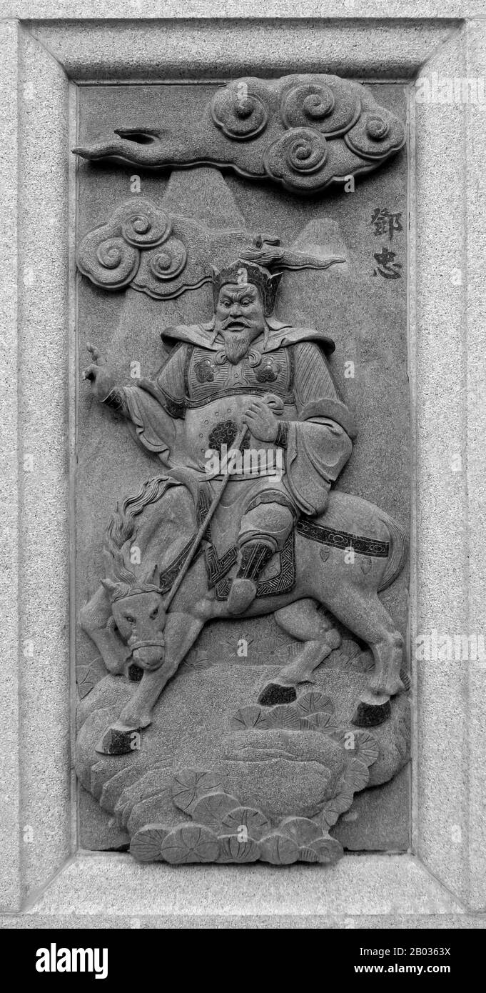 Malaisie / Chine : sculpture de Deng Zhong, représentant son rôle dans le roman de la dynastie Ming du 16th siècle Fengshen Yanyi ('investiture des dieux'). Depuis le temple de Ping Sien si, Pasir Panjang Laut. Photo d'Anandajoti (CC PAR 2,0). Deng Zhong est un personnage du roman classique de la dynastie Ming 'Fengshen Yanyi', et est la figure principale des quatre seigneurs du mont Yellow Blossom. Deng Zhong a été décrit comme ayant un visage indigo, avec de longs cheveux cramoisi et des dents de buck qui dépassent. Il brandit une grande hache d'or. Banque D'Images