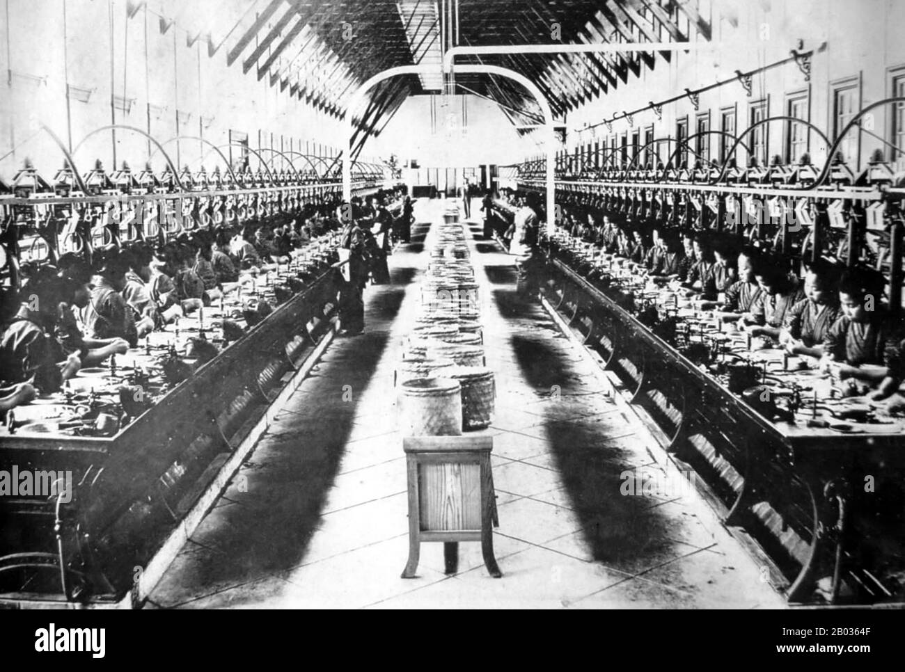 Pendant la Période Meiji (1868 - 1912), l'industrialisation et la modernisation rapides du Japon ont permis et exigé une augmentation massive de la production et des infrastructures. Le Japon a construit des industries comme les chantiers navals, les fonderies de fer et les filatures, qui ont ensuite été vendues à des entrepreneurs bien connectés. Par conséquent, les entreprises nationales sont devenues des consommateurs de la technologie occidentale et l'ont appliquée pour produire des articles qui seraient vendus à bon marché sur le marché international. Avec cela, les zones industrielles se sont considérablement développées, et il y a eu une migration massive vers des centres industriels de la campagne. Industrializa Banque D'Images