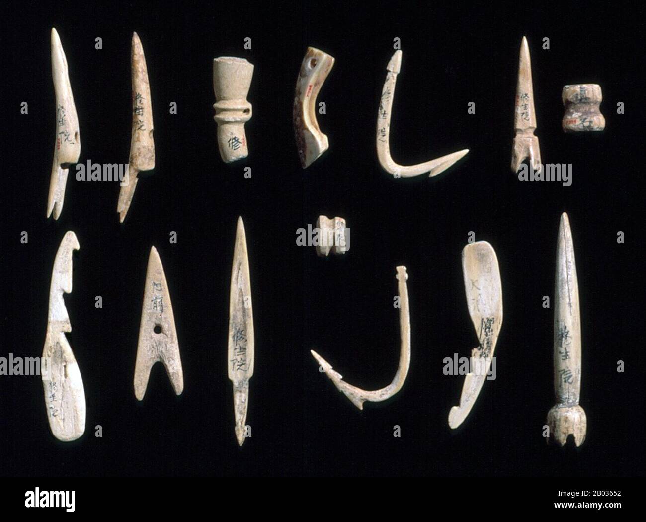 La période de Jomon est le temps au Japon préhistorique d'il y a environ 16 500 ans à il y a environ 2 300 ans, où le Japon était habité par une culture de chasseurs-cueilleurs, qui a atteint un degré considérable de sédentism et de complexité culturelle. Le nom de Jomon ou de « cordelette marquée » a été appliqué pour la première fois par l'érudit américain Edward S. Morse qui a découvert des barons de poterie en 1877. Le style poterie caractéristique des premières phases de la culture de Jomon a été décoré par l'impressage de cordes dans la surface de l'argile humide. Cette poterie, datée il y a environ 16 000 ans, semble être la deuxième plus ancienne au monde; l'olde Banque D'Images